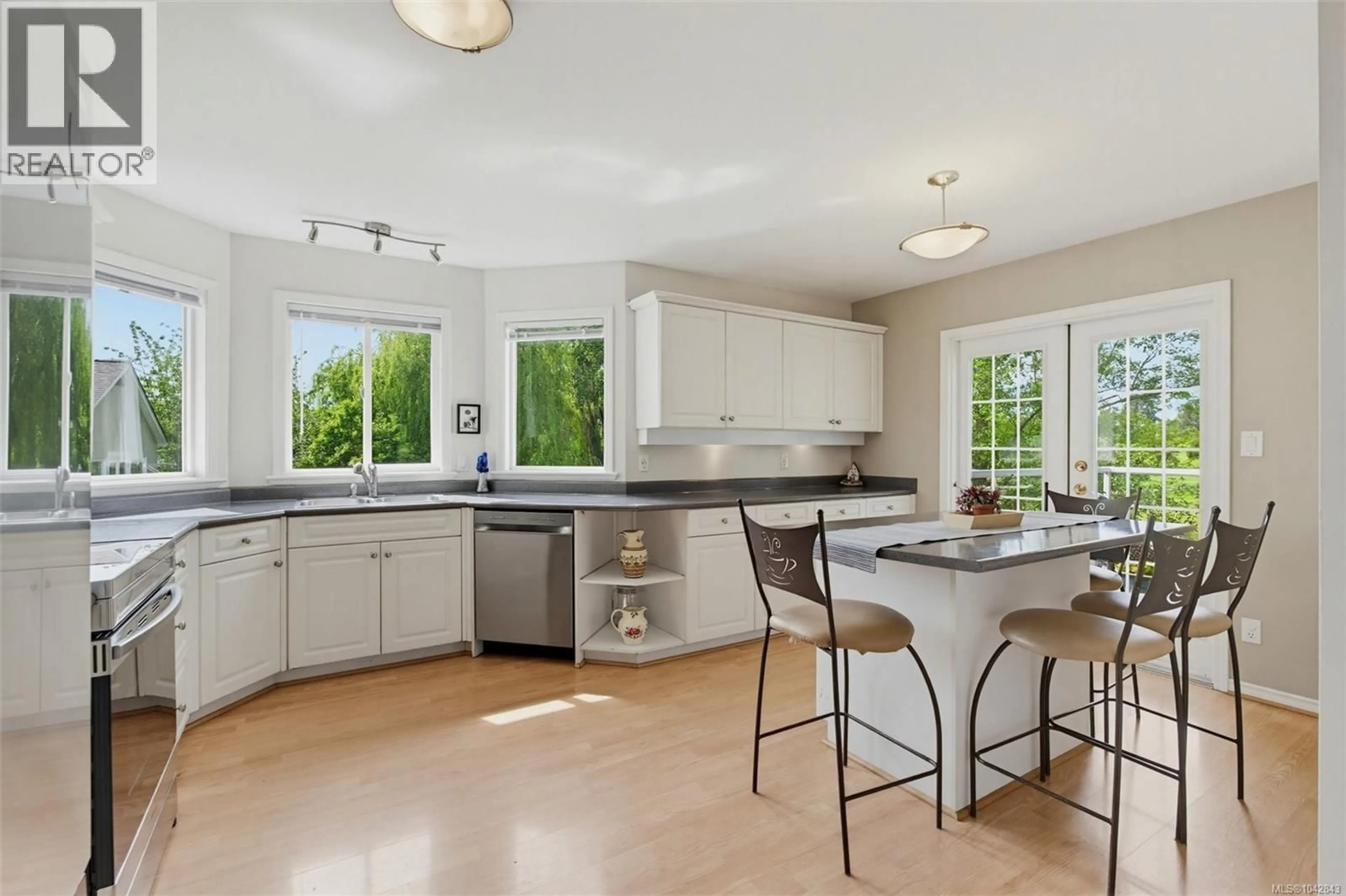 Open concept kitchen, ceramic/tile floor for 840 TILLICUM ROAD, Esquimalt British Columbia V9A1Z7