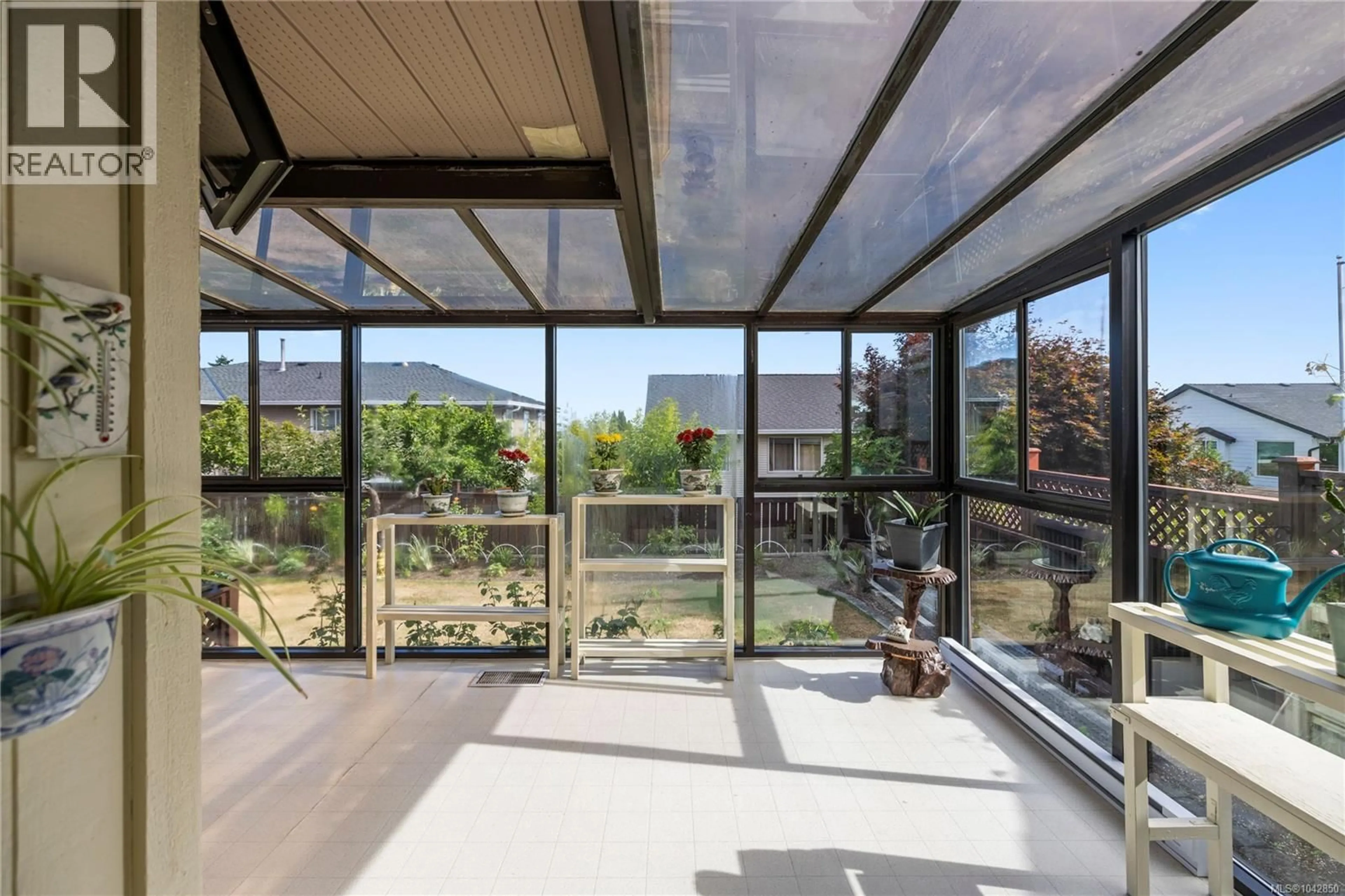 Indoor foyer for 6230 WATERBURY ROAD, Nanaimo British Columbia V9V1L5
