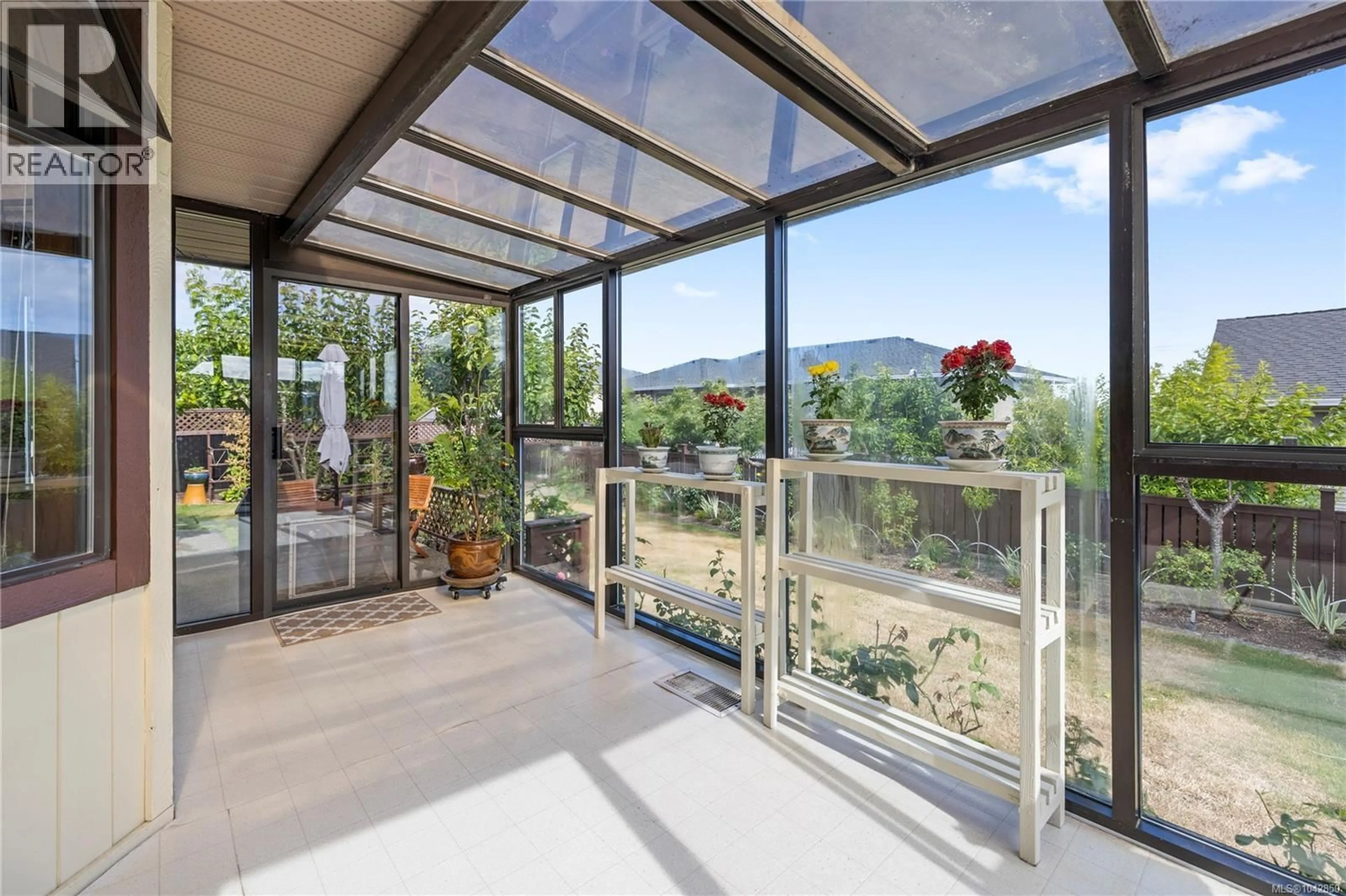 Indoor foyer for 6230 WATERBURY ROAD, Nanaimo British Columbia V9V1L5