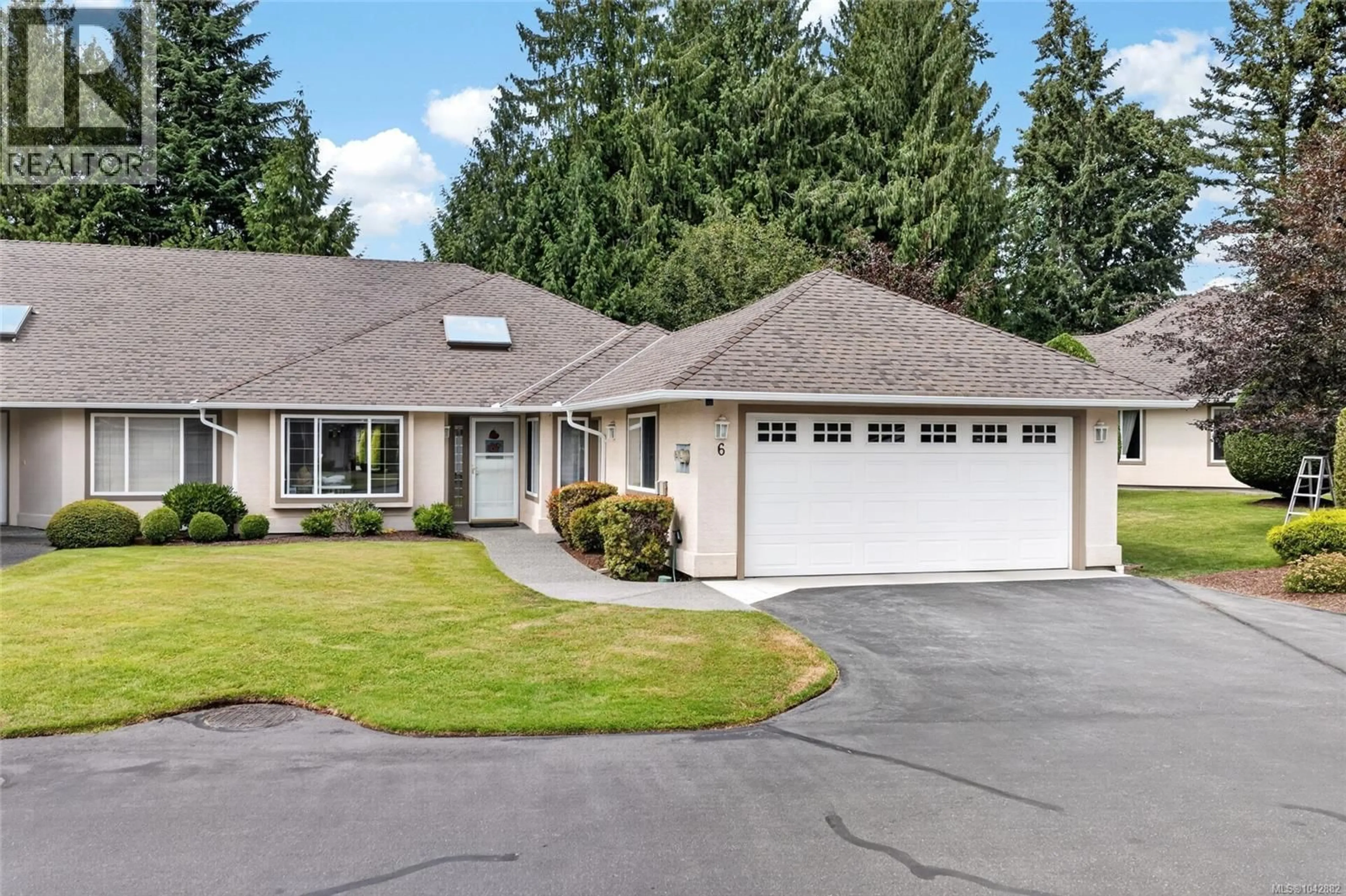 Home with vinyl exterior material, street for 6 - 850 ARBUTUS STREET, Qualicum Beach British Columbia V9K2M7
