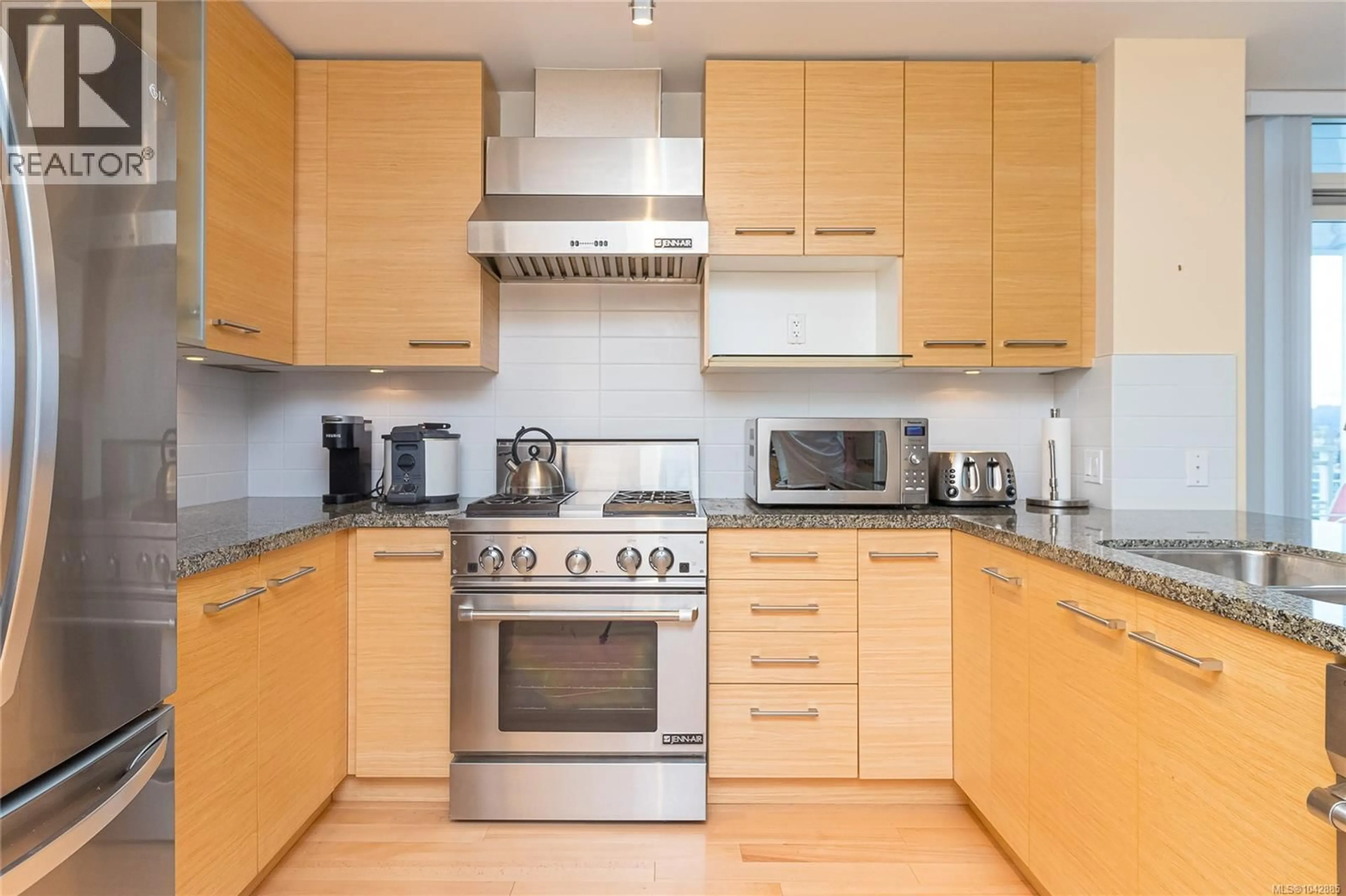 Standard kitchen, wood/laminate floor for 1402 - 38 FRONT STREET, Nanaimo British Columbia V9R0B8