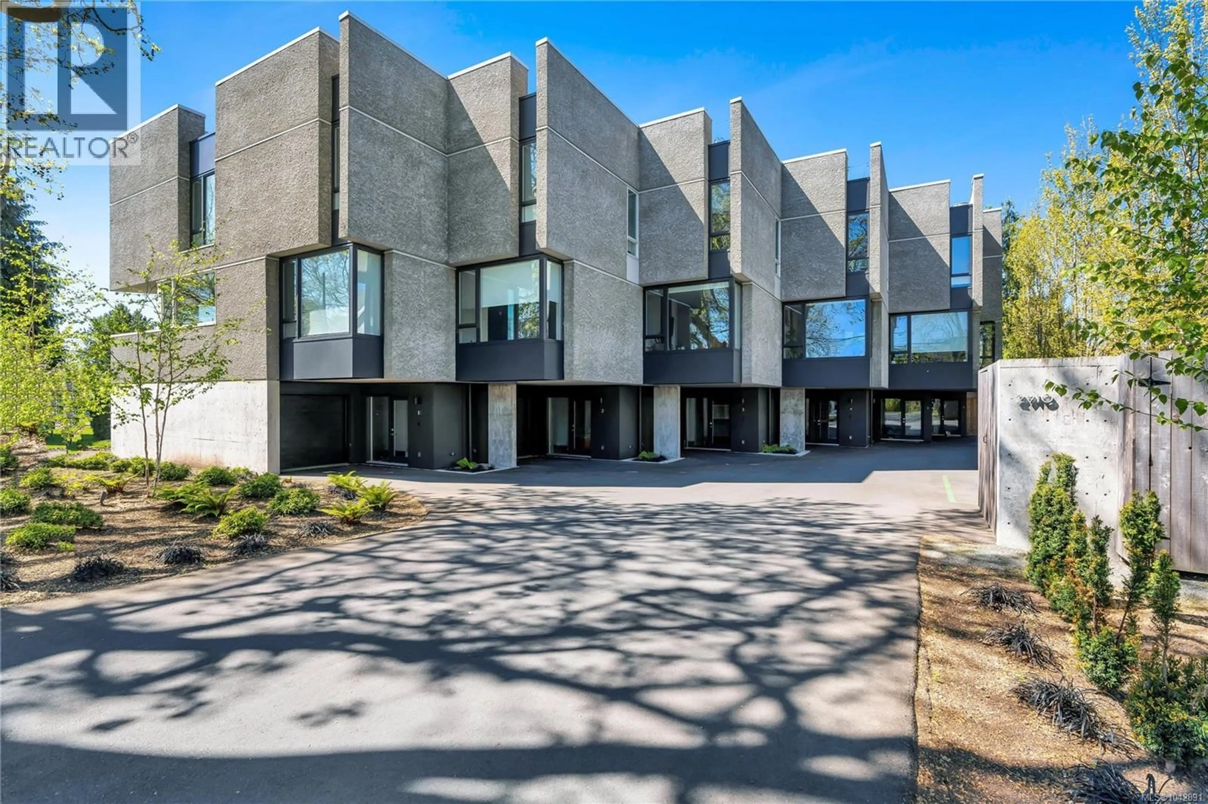 Unknown for 2 - 2910 SHELBOURNE STREET, Victoria British Columbia V8R4M6