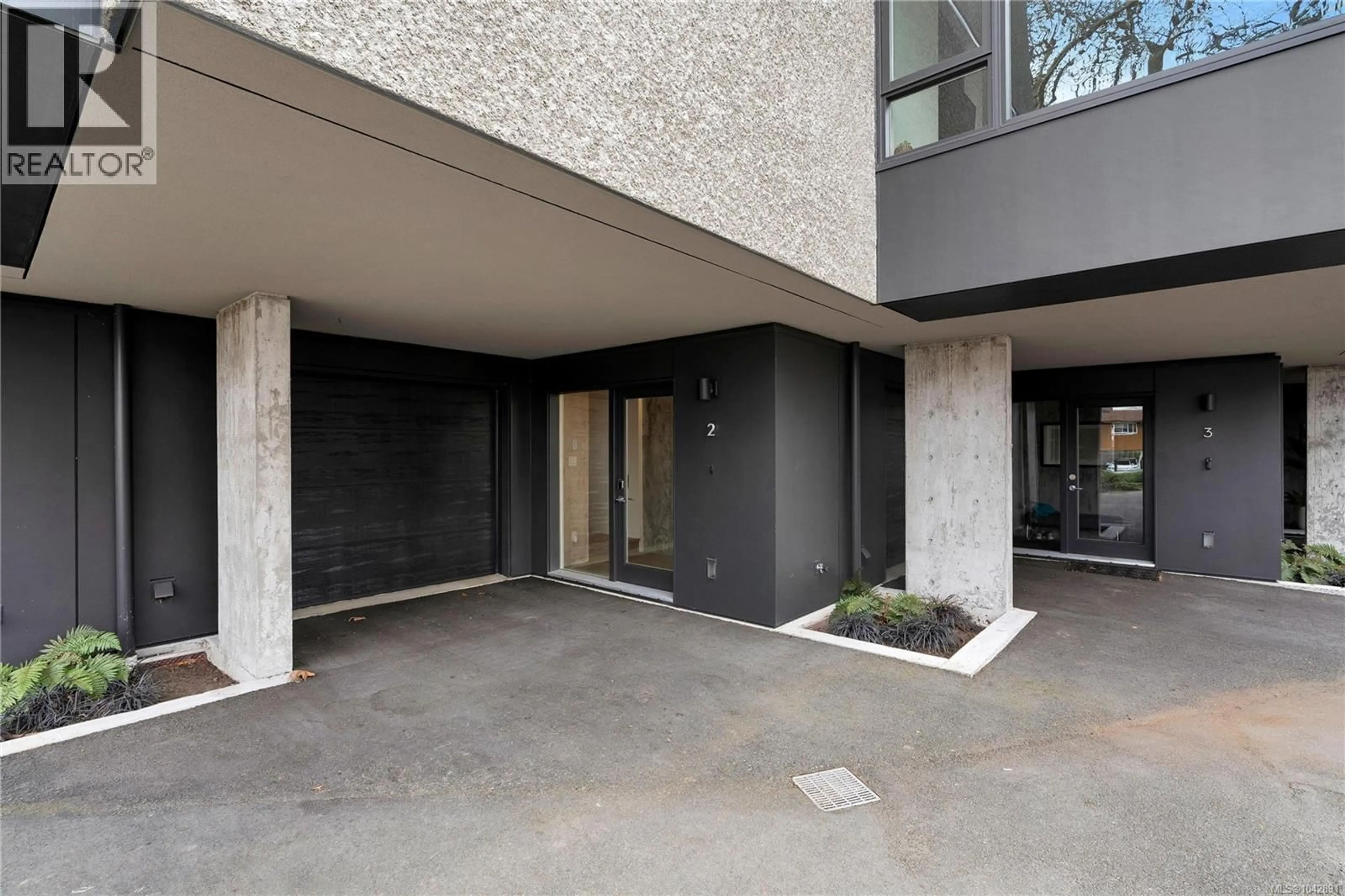 Indoor foyer for 2 - 2910 SHELBOURNE STREET, Victoria British Columbia V8R4M6