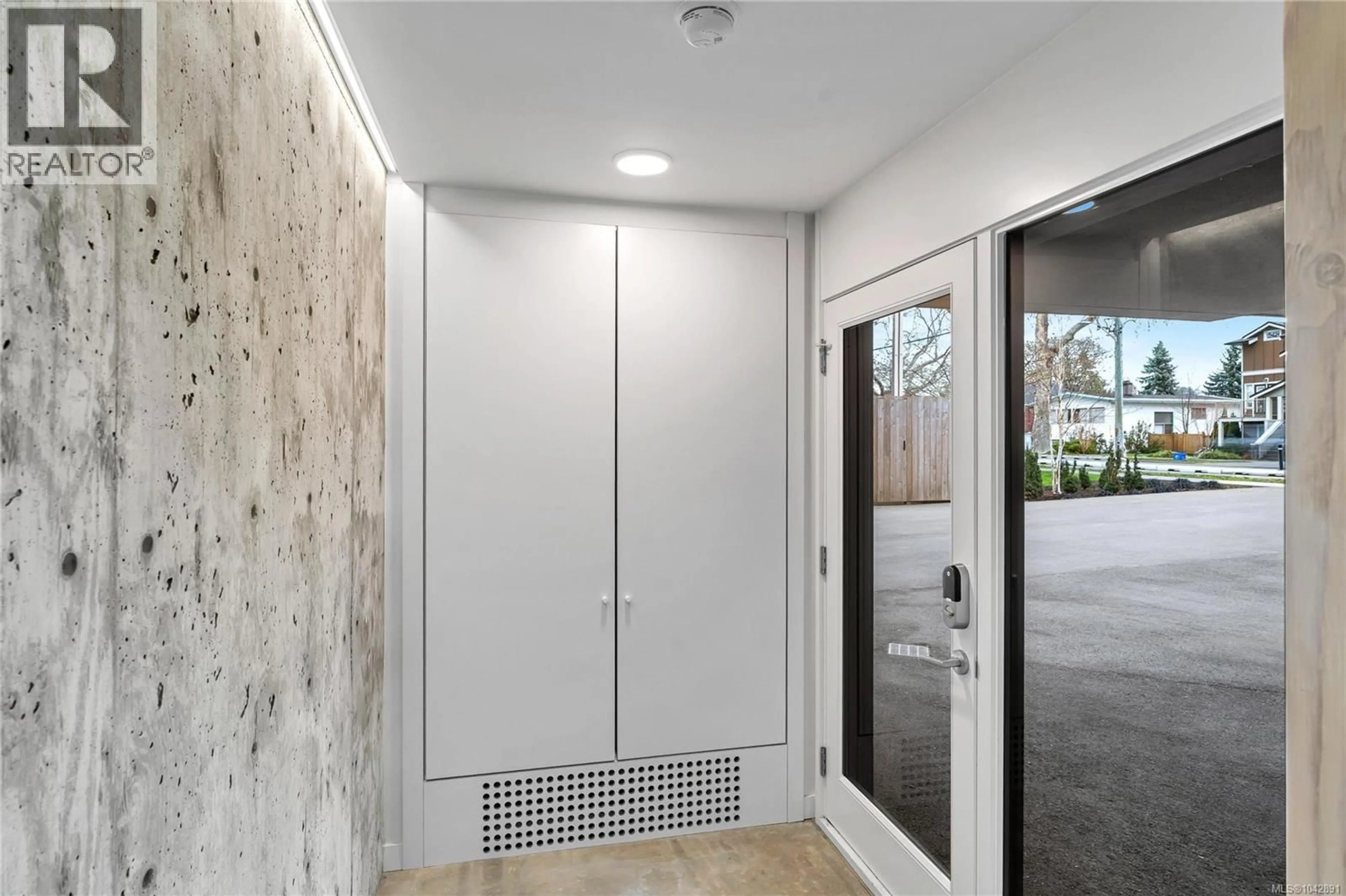 Indoor entryway for 2 - 2910 SHELBOURNE STREET, Victoria British Columbia V8R4M6