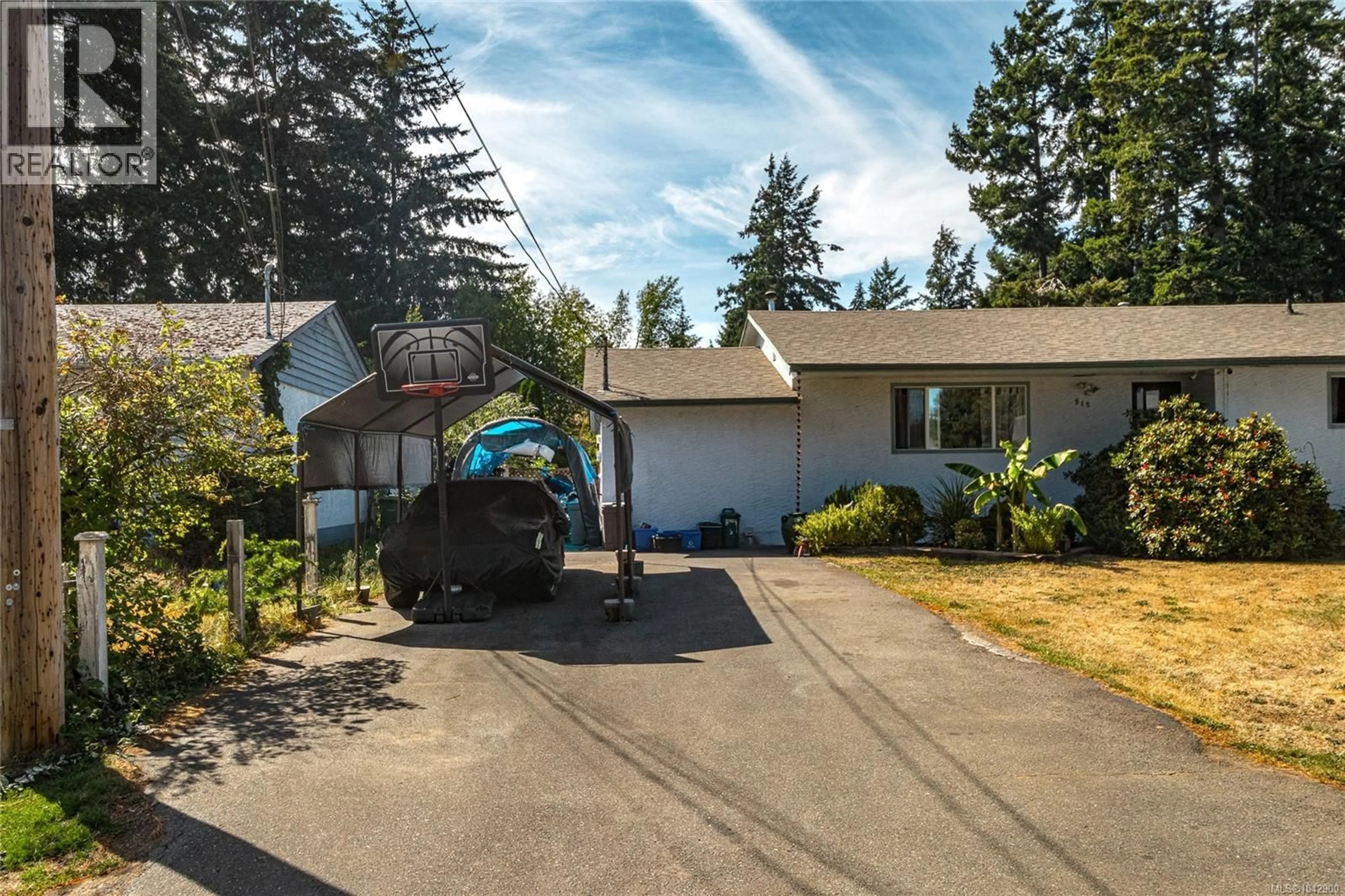 A pic from outside/outdoor area/front of a property/back of a property/a pic from drone, street for 940 TERLANE AVENUE, Langford British Columbia V9B2M9