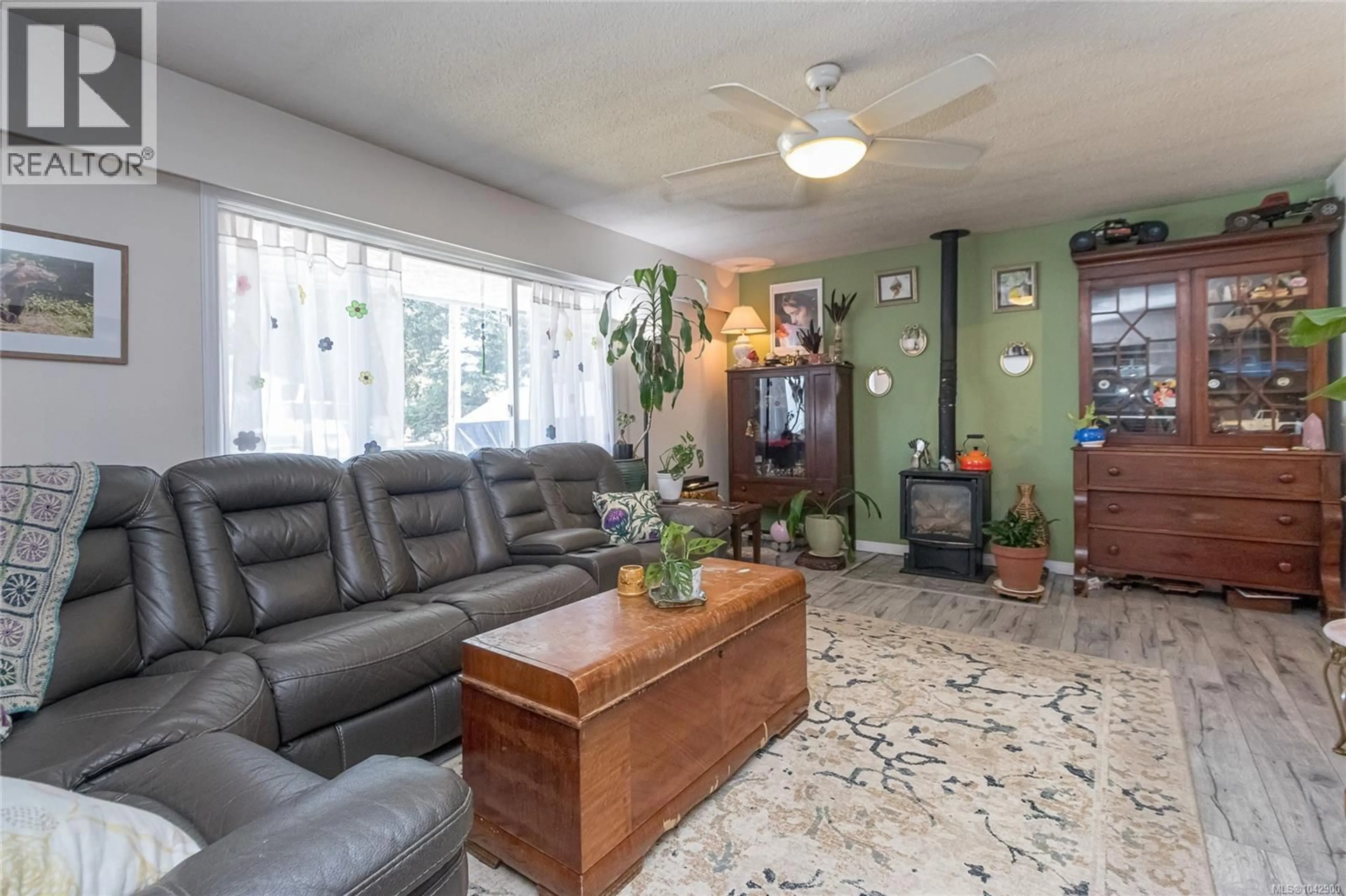 Living room with furniture, unknown for 940 TERLANE AVENUE, Langford British Columbia V9B2M9