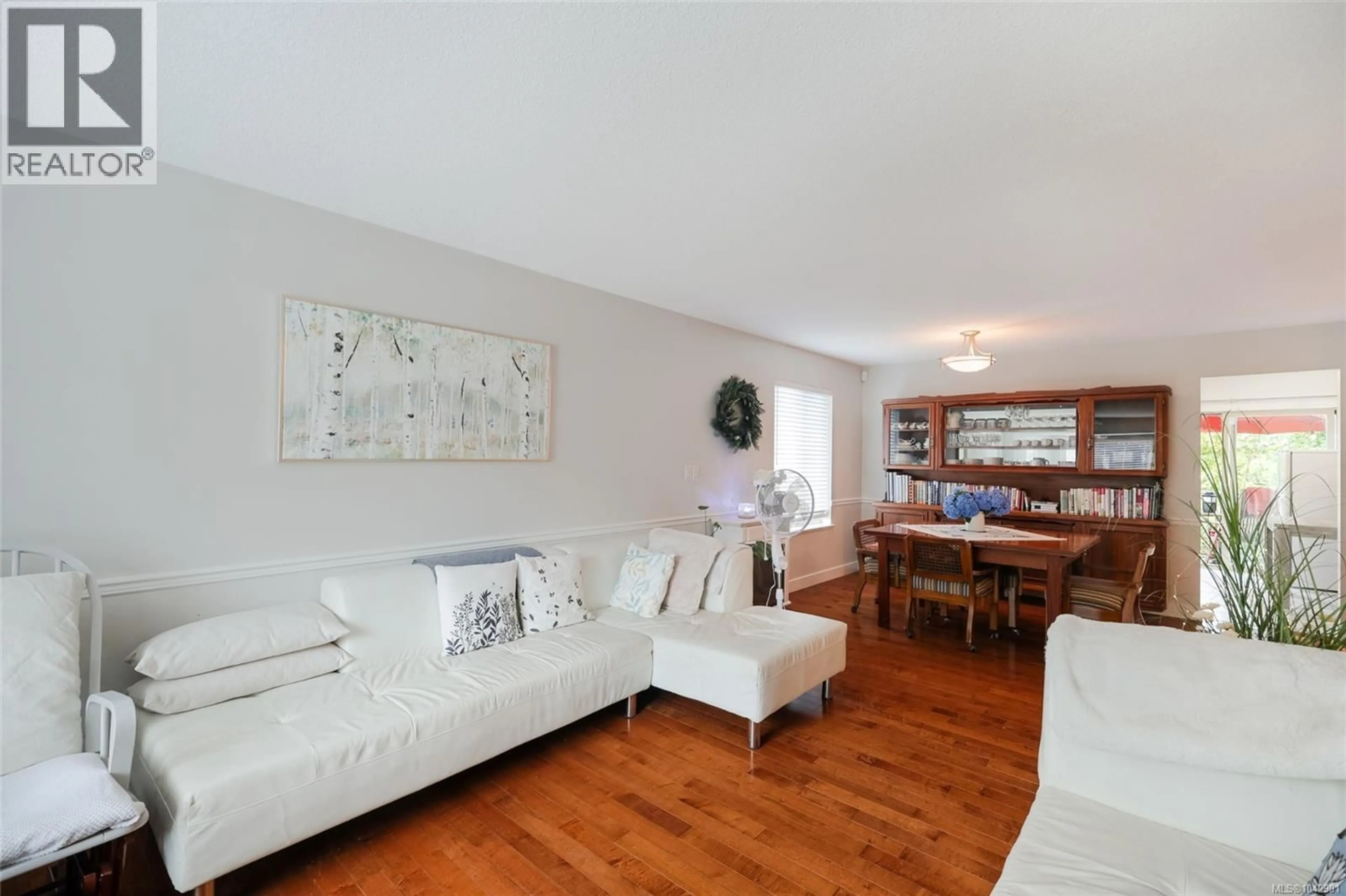 Living room with furniture, wood/laminate floor for 2030 PLACID CRESCENT, Nanaimo British Columbia V9R6P9