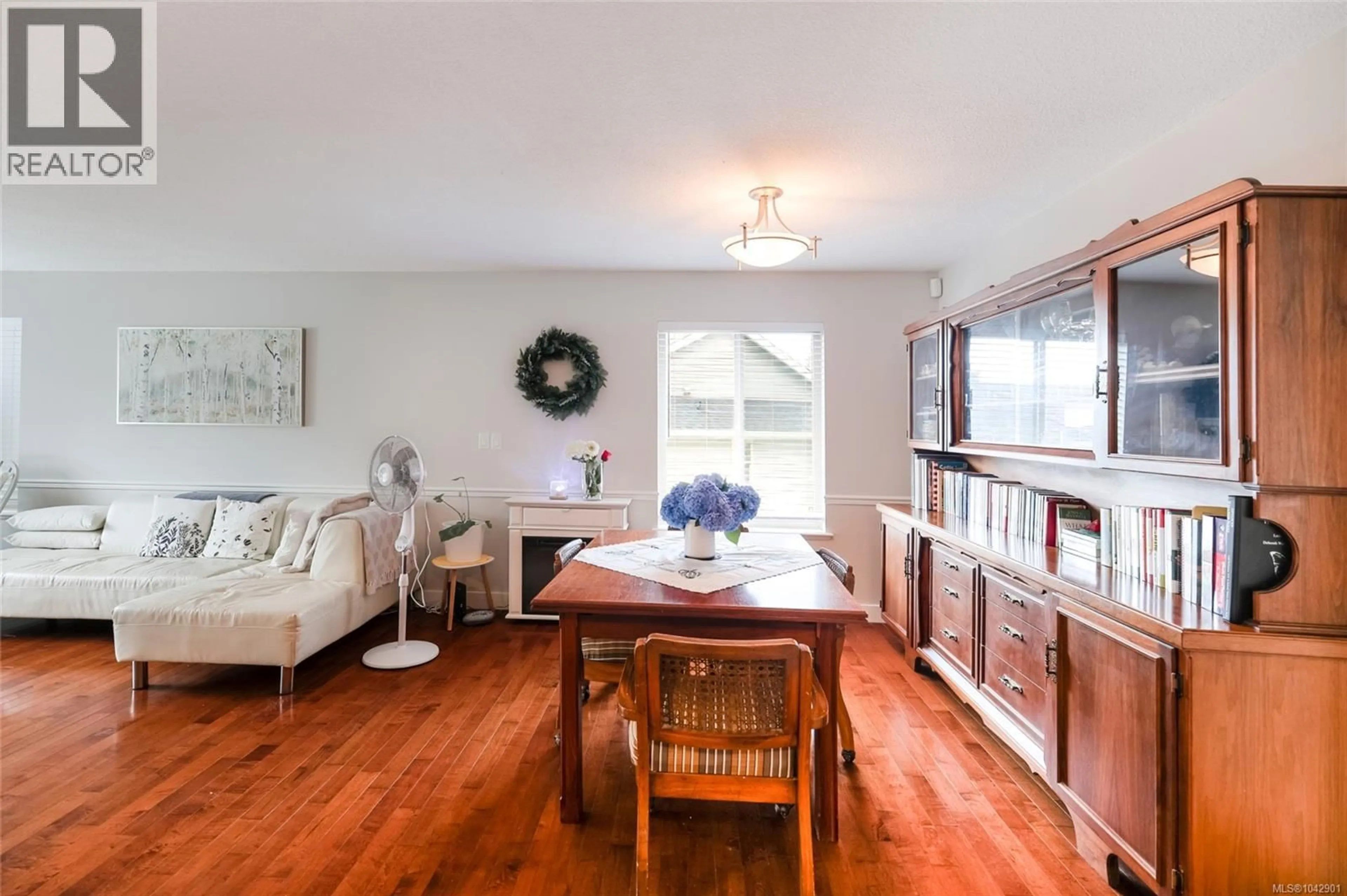 Dining room, wood/laminate floor for 2030 PLACID CRESCENT, Nanaimo British Columbia V9R6P9