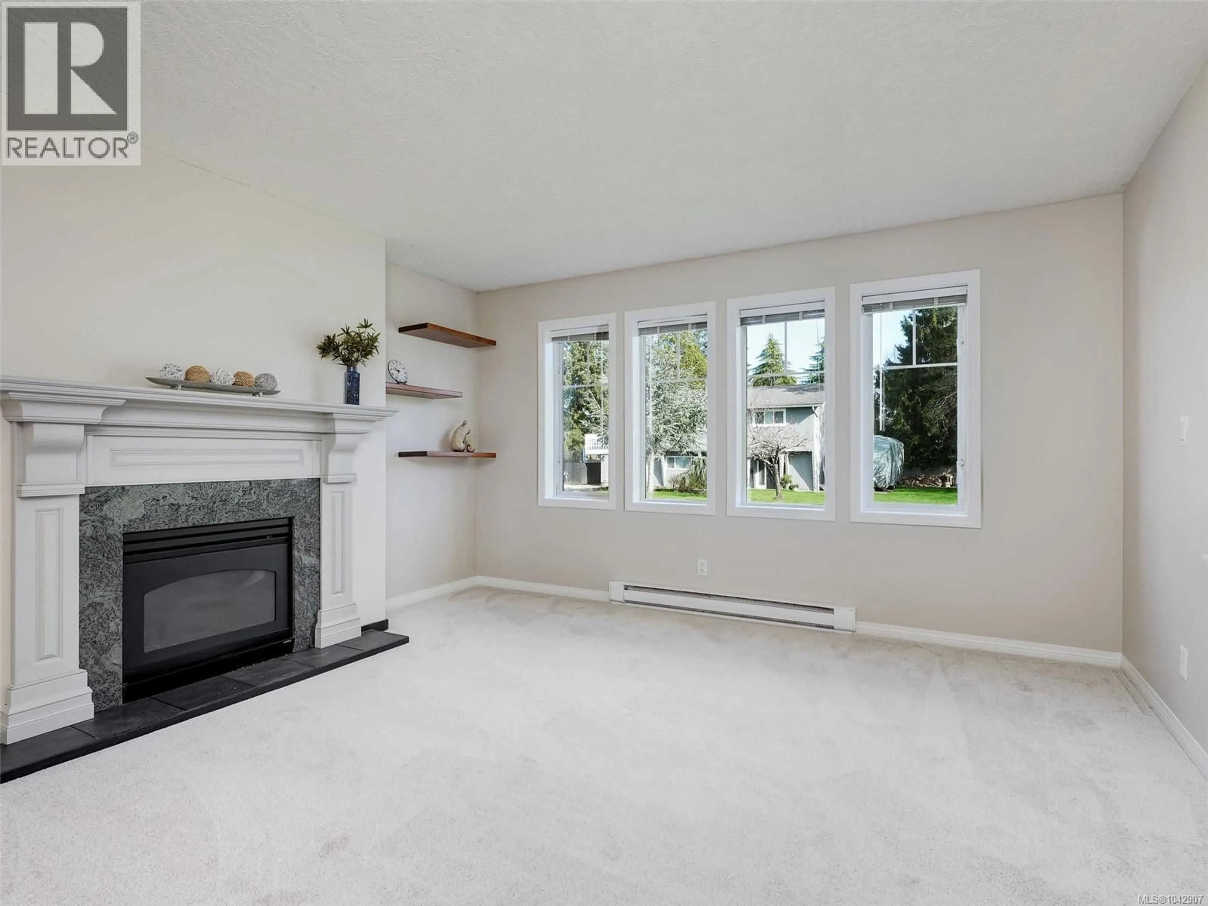 Living room with furniture, unknown for 9524 GREENGLADE ROAD, Sidney British Columbia V8L3T6