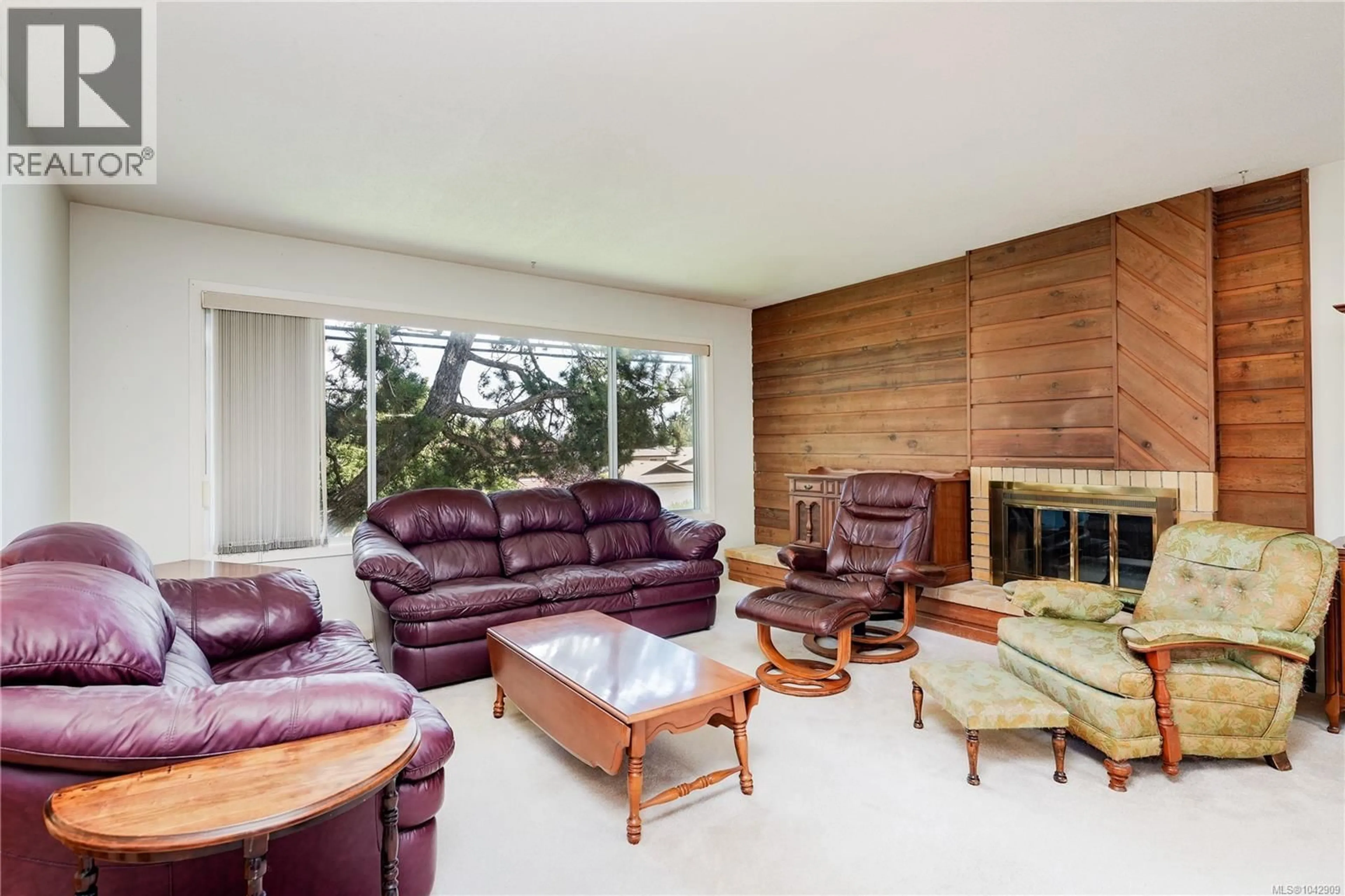 Living room with furniture, unknown for 4405 TYNDALL AVENUE, Saanich British Columbia V8N3S3