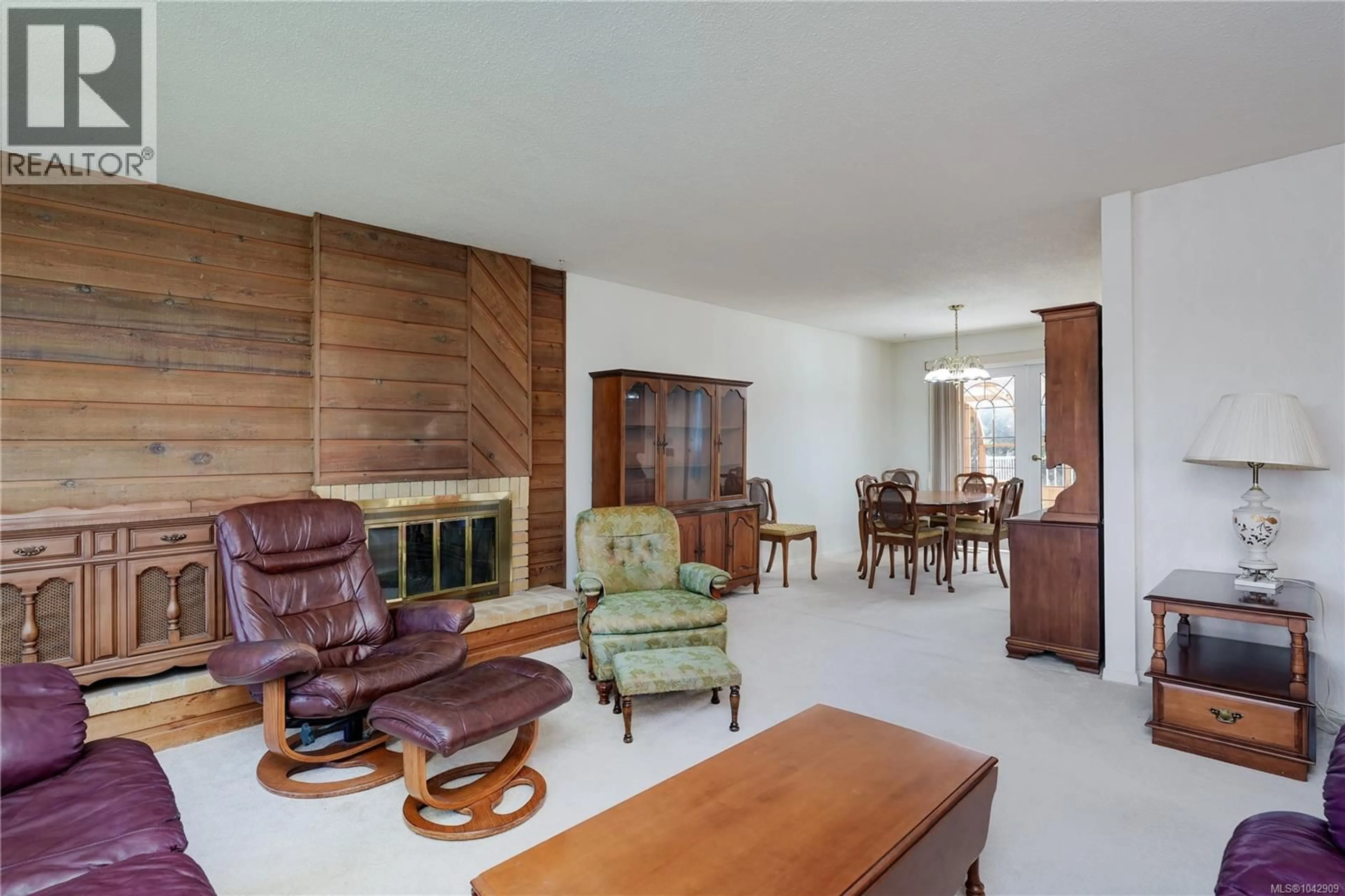 Living room with furniture, unknown for 4405 TYNDALL AVENUE, Saanich British Columbia V8N3S3
