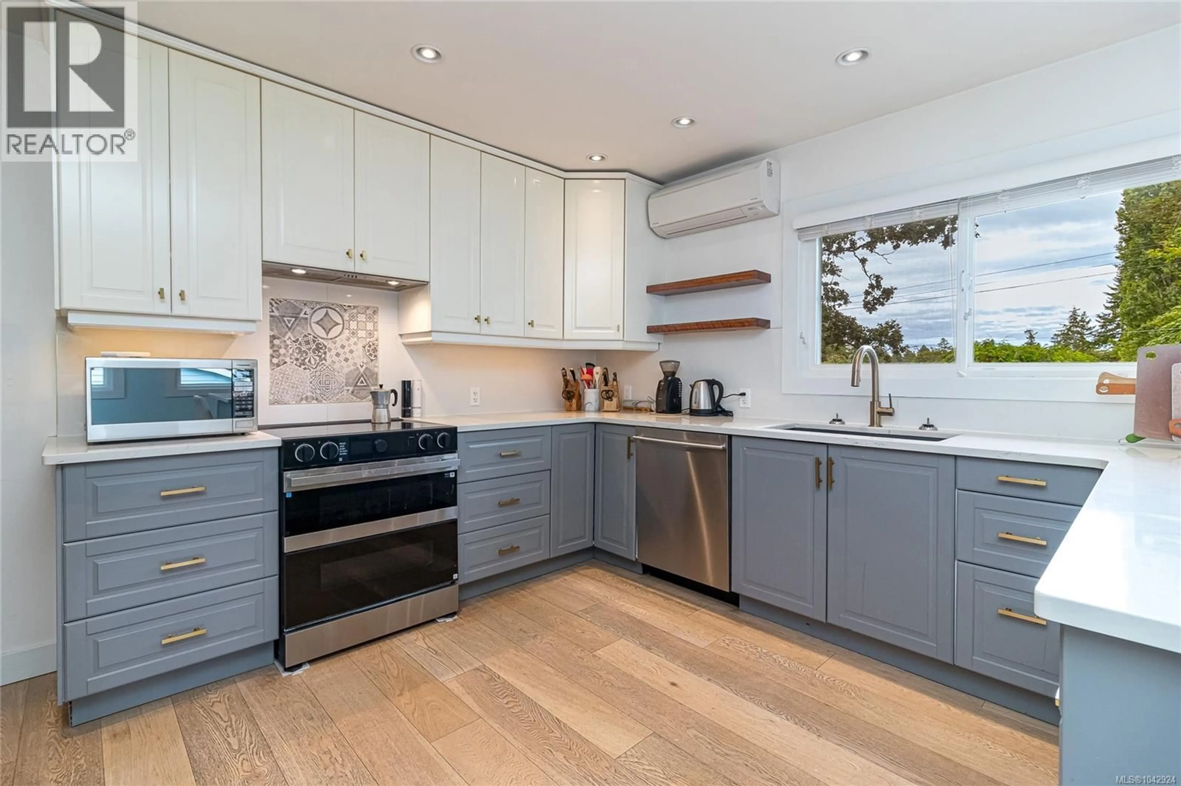 Contemporary kitchen, wood/laminate floor for 4030 GRANGE ROAD, Saanich British Columbia V8Z4V3
