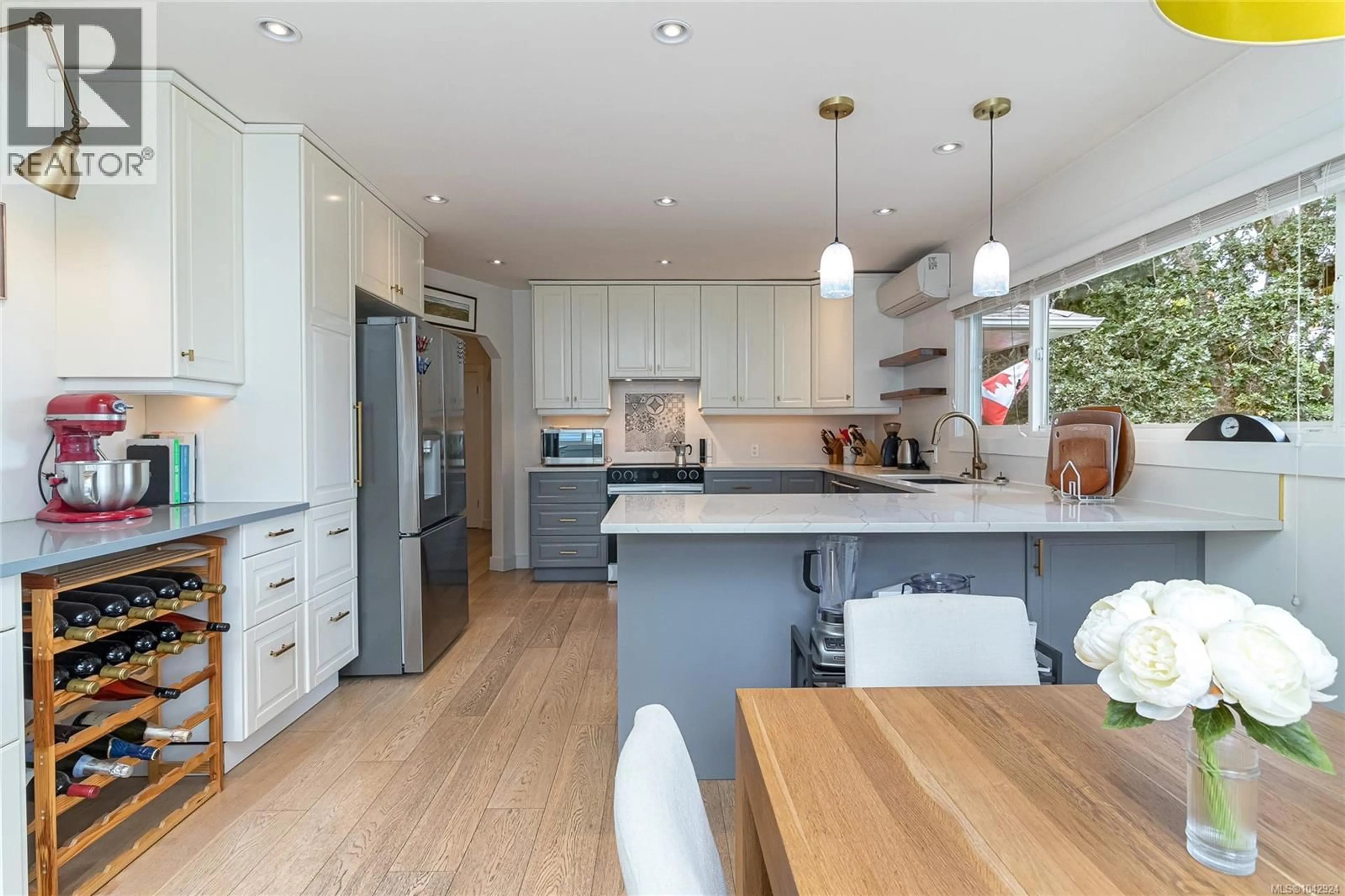 Open concept kitchen, wood/laminate floor for 4030 GRANGE ROAD, Saanich British Columbia V8Z4V3
