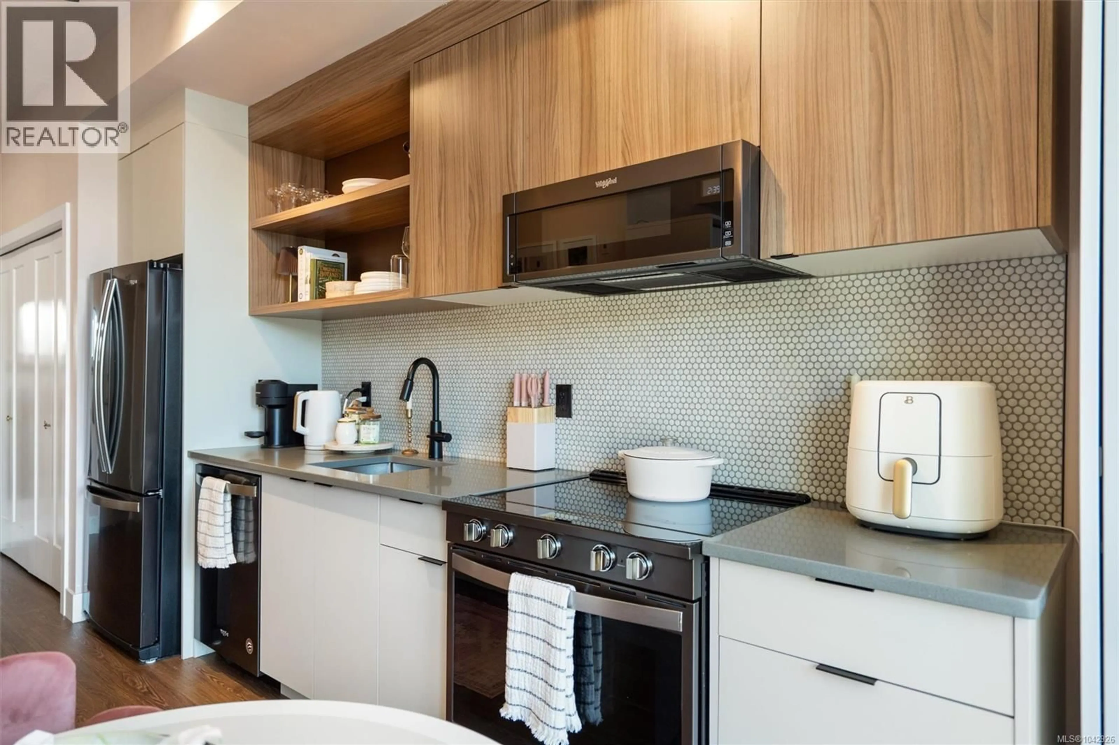 Standard kitchen, unknown for 310 - 515 CHATHAM STREET, Victoria British Columbia V8T0C8
