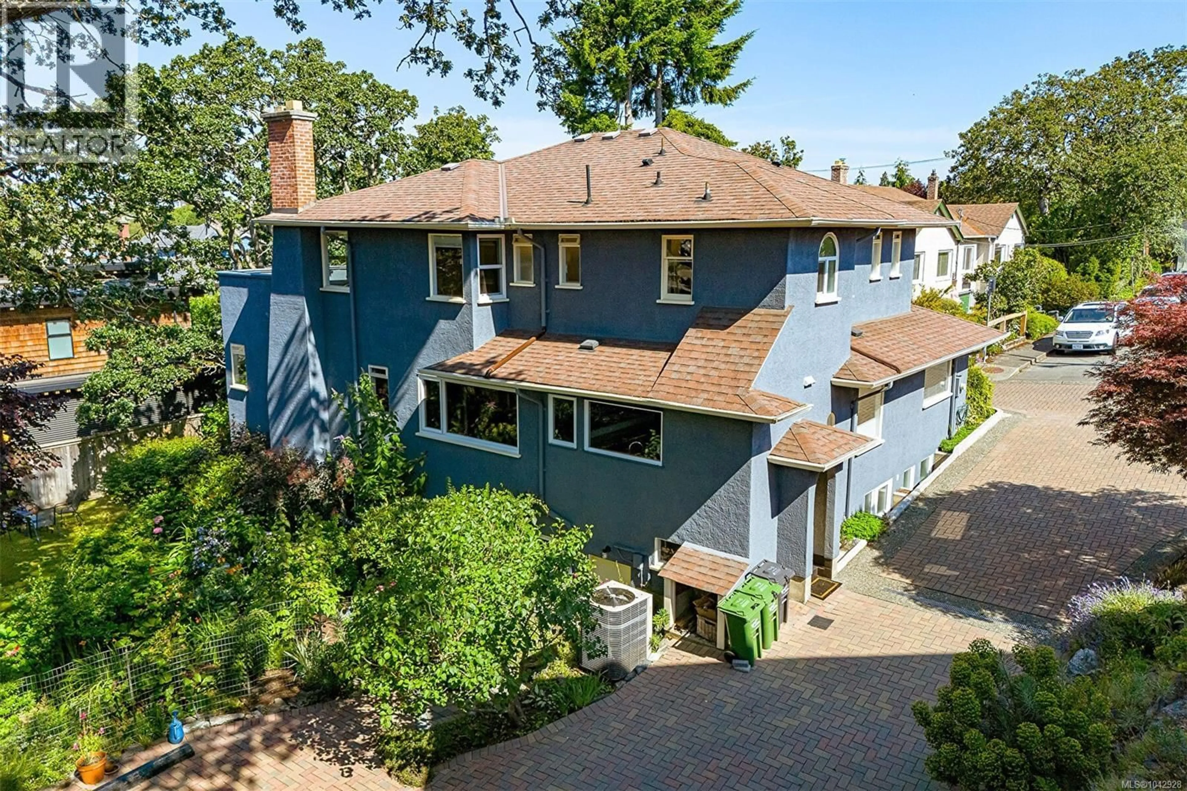 A pic from outside/outdoor area/front of a property/back of a property/a pic from drone, unknown for 1 BRIAR PLACE, Victoria British Columbia V8S3J5