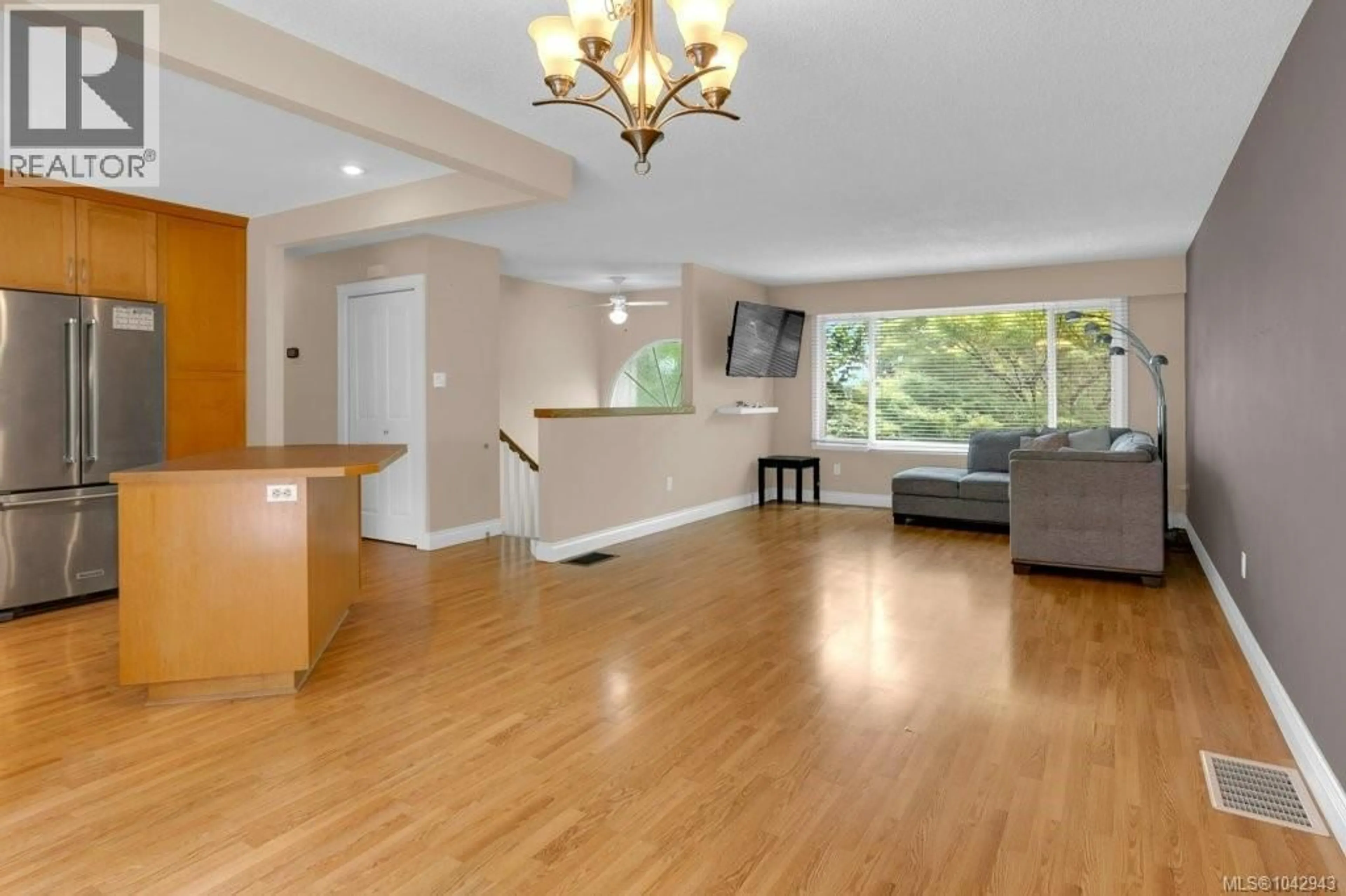 Living room with furniture, wood/laminate floor for 785 PARKVIEW DRIVE, Nanaimo British Columbia V9R5T9