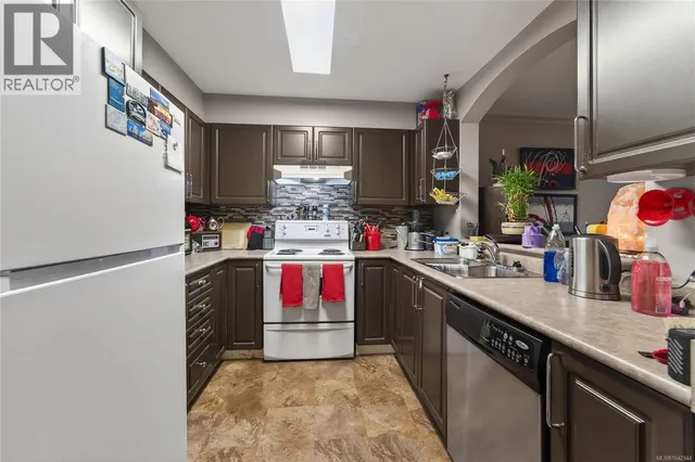 204 - 799 BLACKBERRY ROAD, Saanich 2