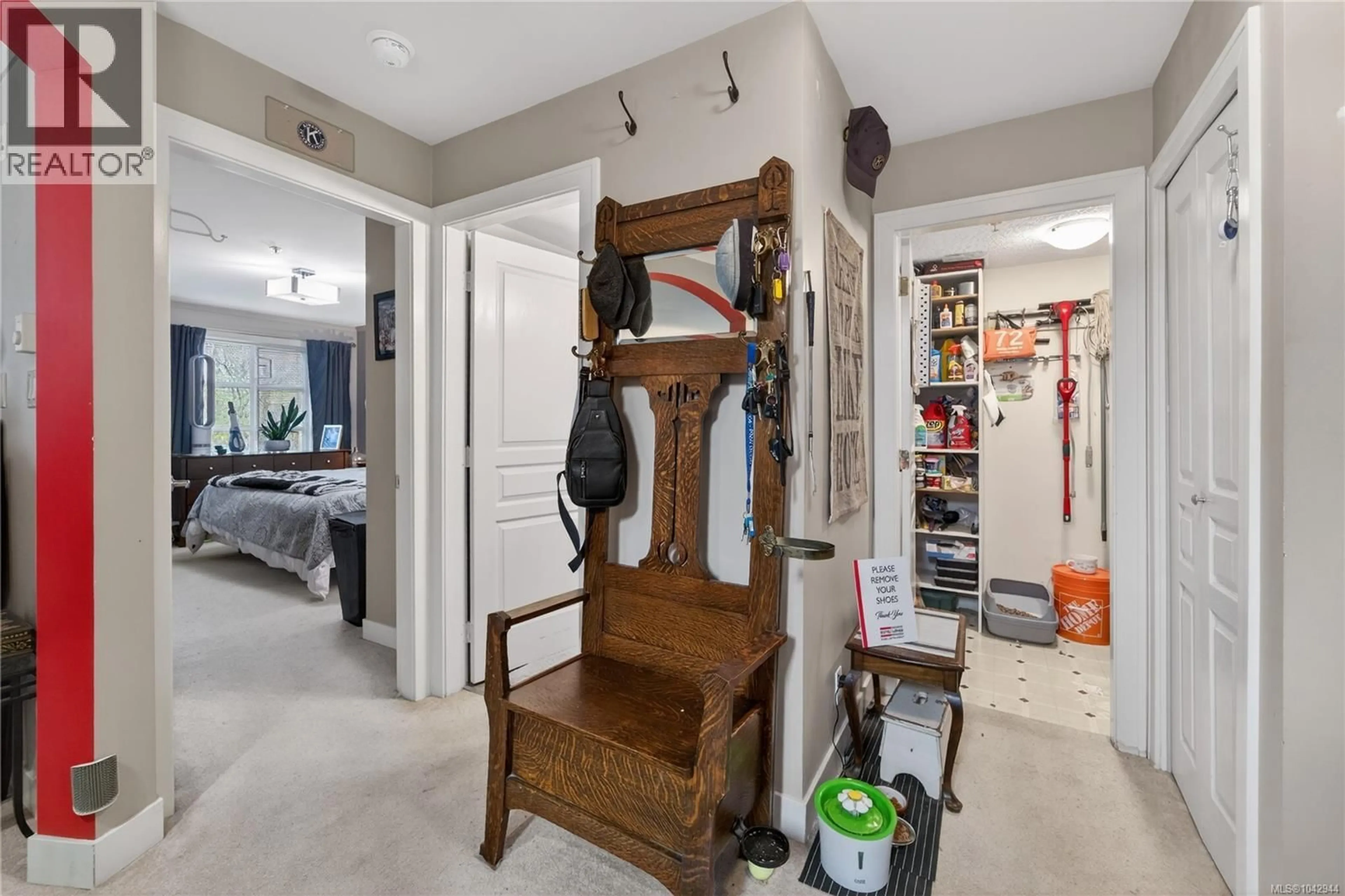 Indoor entryway for 204 - 799 BLACKBERRY ROAD, Saanich British Columbia V8X5J3