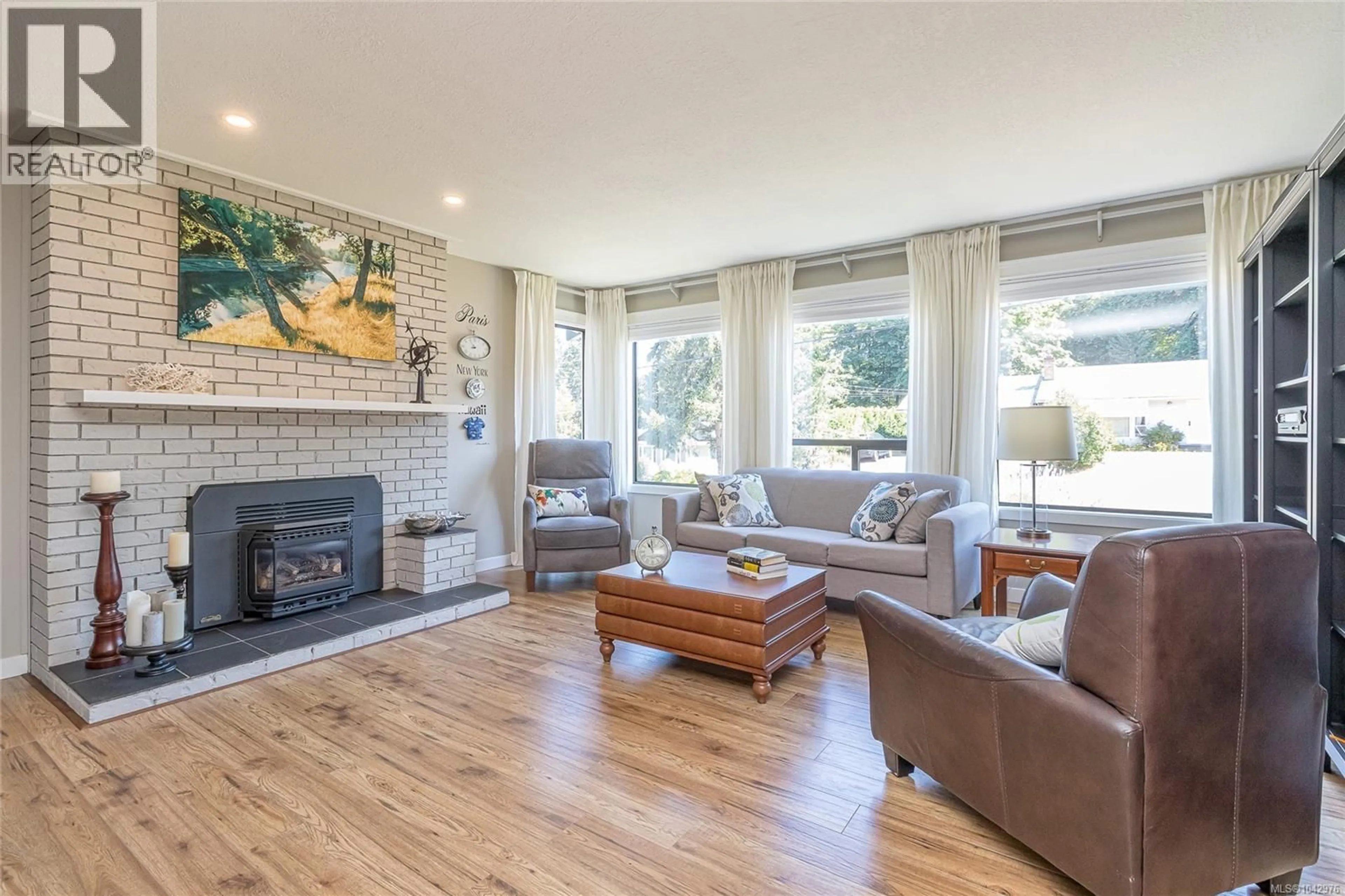 Living room with furniture, unknown for 6370 HIGHWOOD DRIVE, Duncan British Columbia V9L5R3