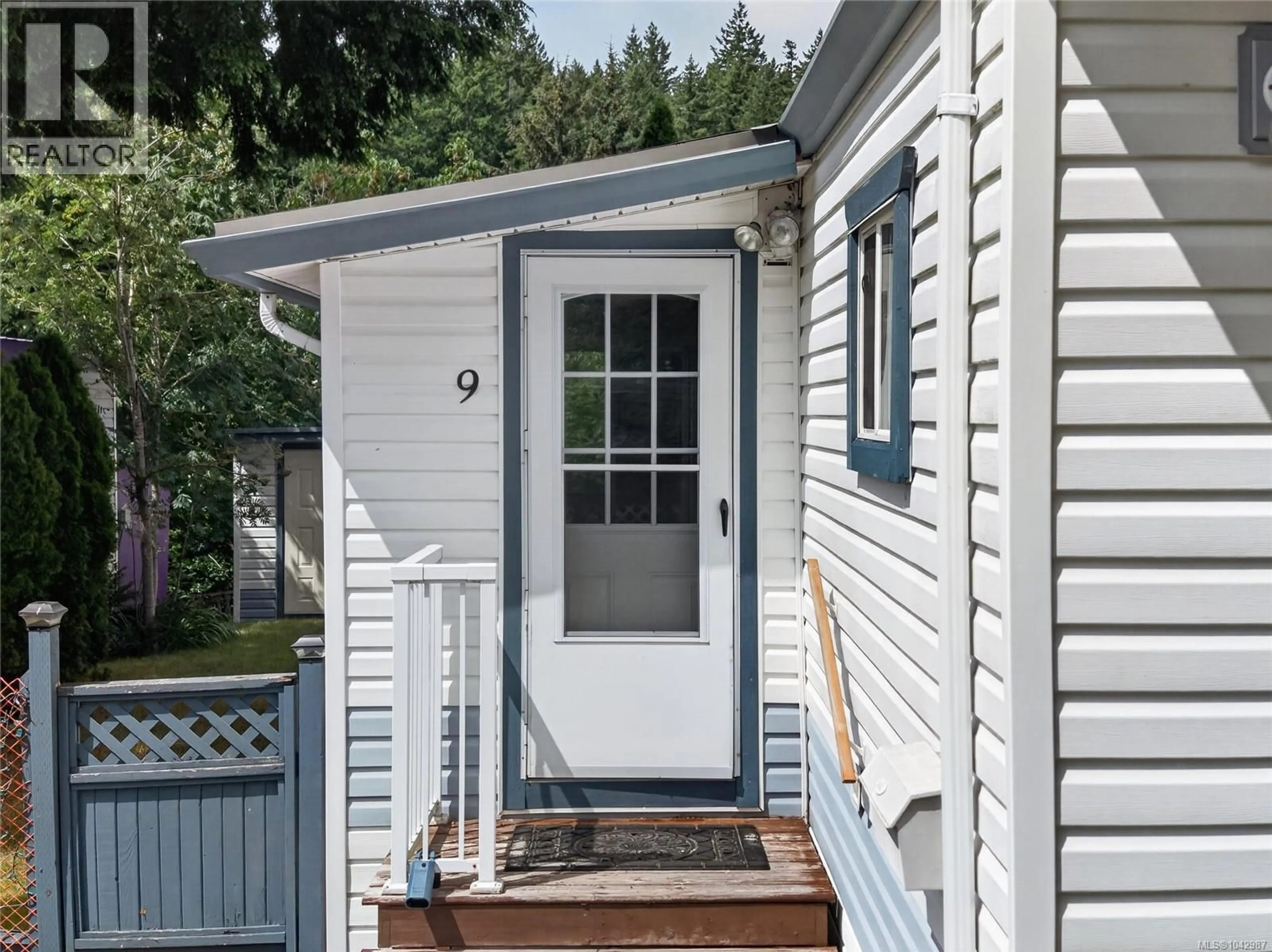 Home with vinyl exterior material, street for 9 - 2520 QUINSAM ROAD, Campbell River British Columbia V9W4N4