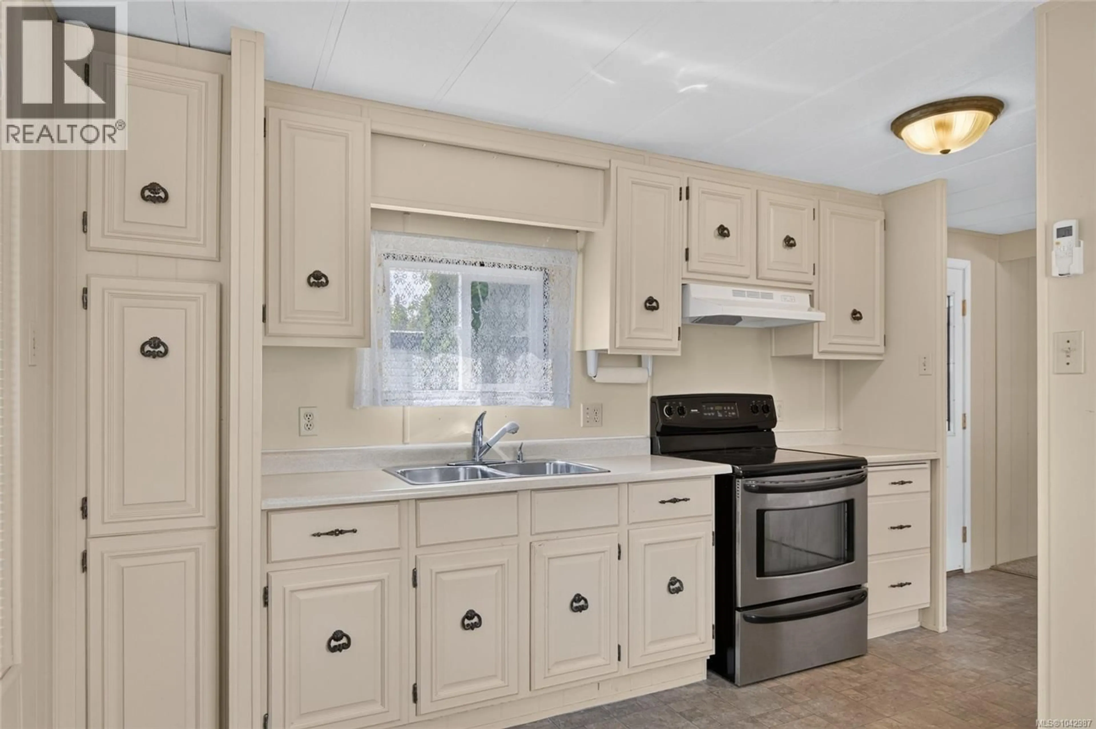 Standard kitchen, ceramic/tile floor for 9 - 2520 QUINSAM ROAD, Campbell River British Columbia V9W4N4