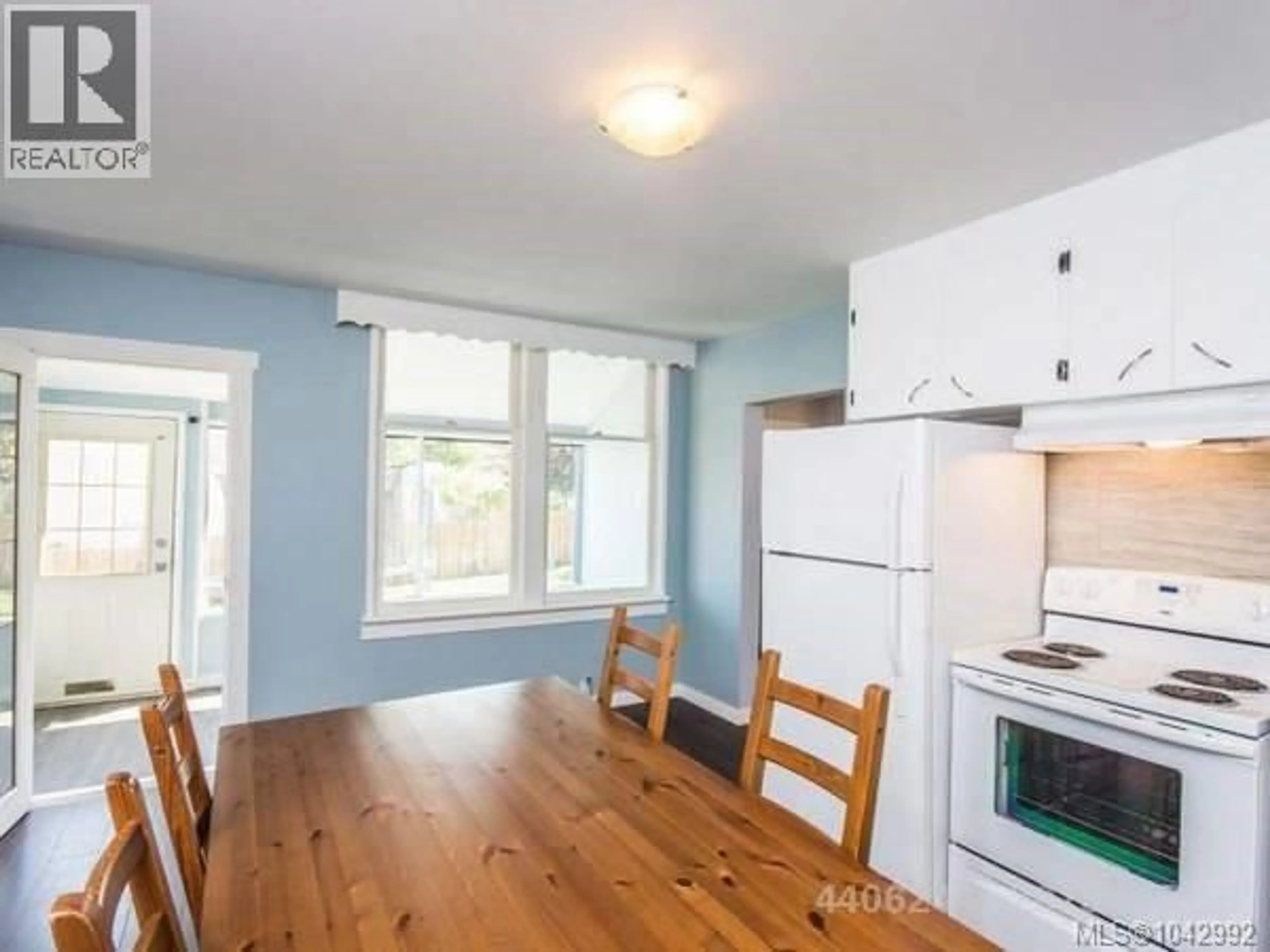 Standard kitchen, wood/laminate floor for 706 HALIBURTON STREET, Nanaimo British Columbia V9R4W7