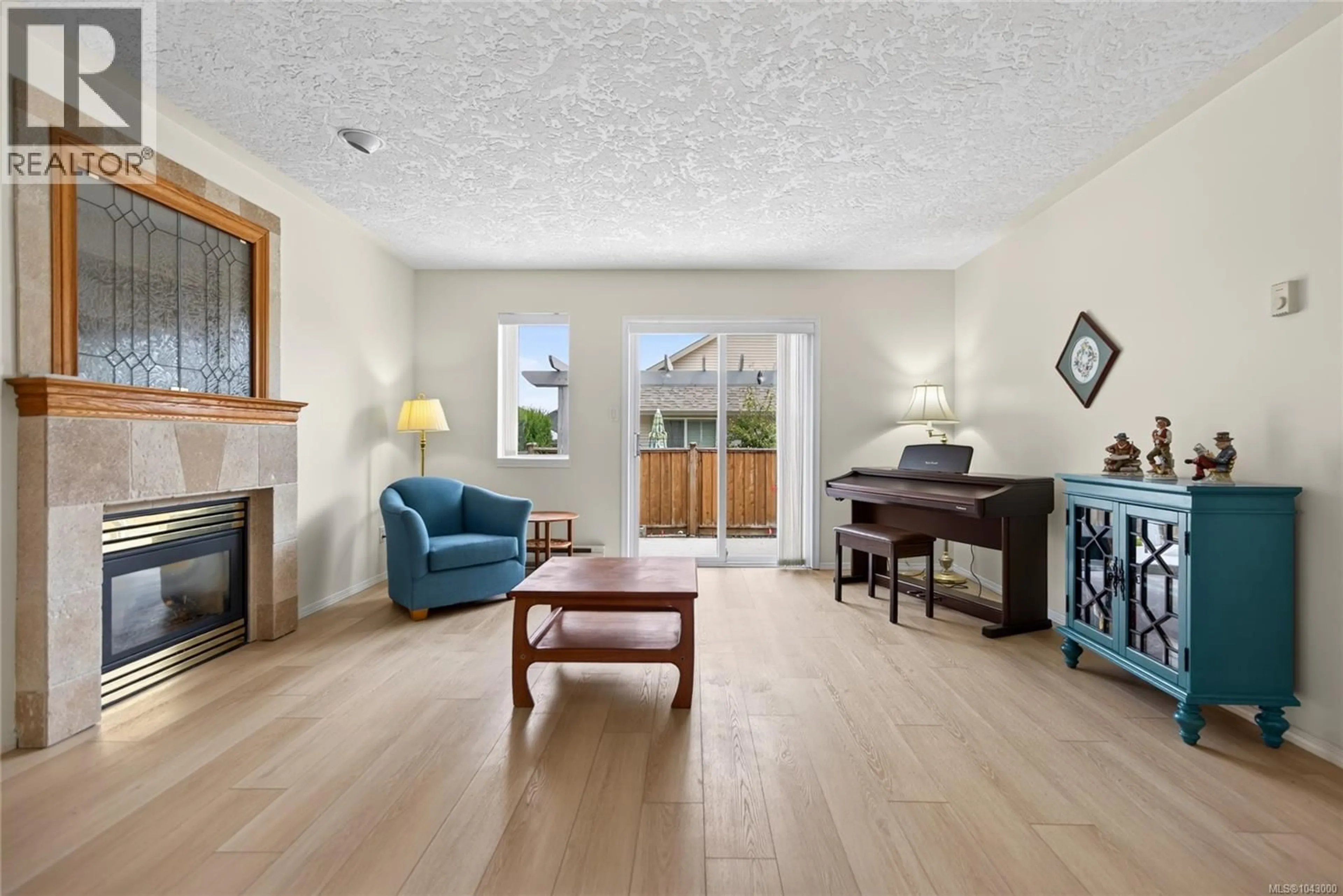 Living room with furniture, wood/laminate floor for 165 - 202 31ST STREET, Courtenay British Columbia V9N9E2
