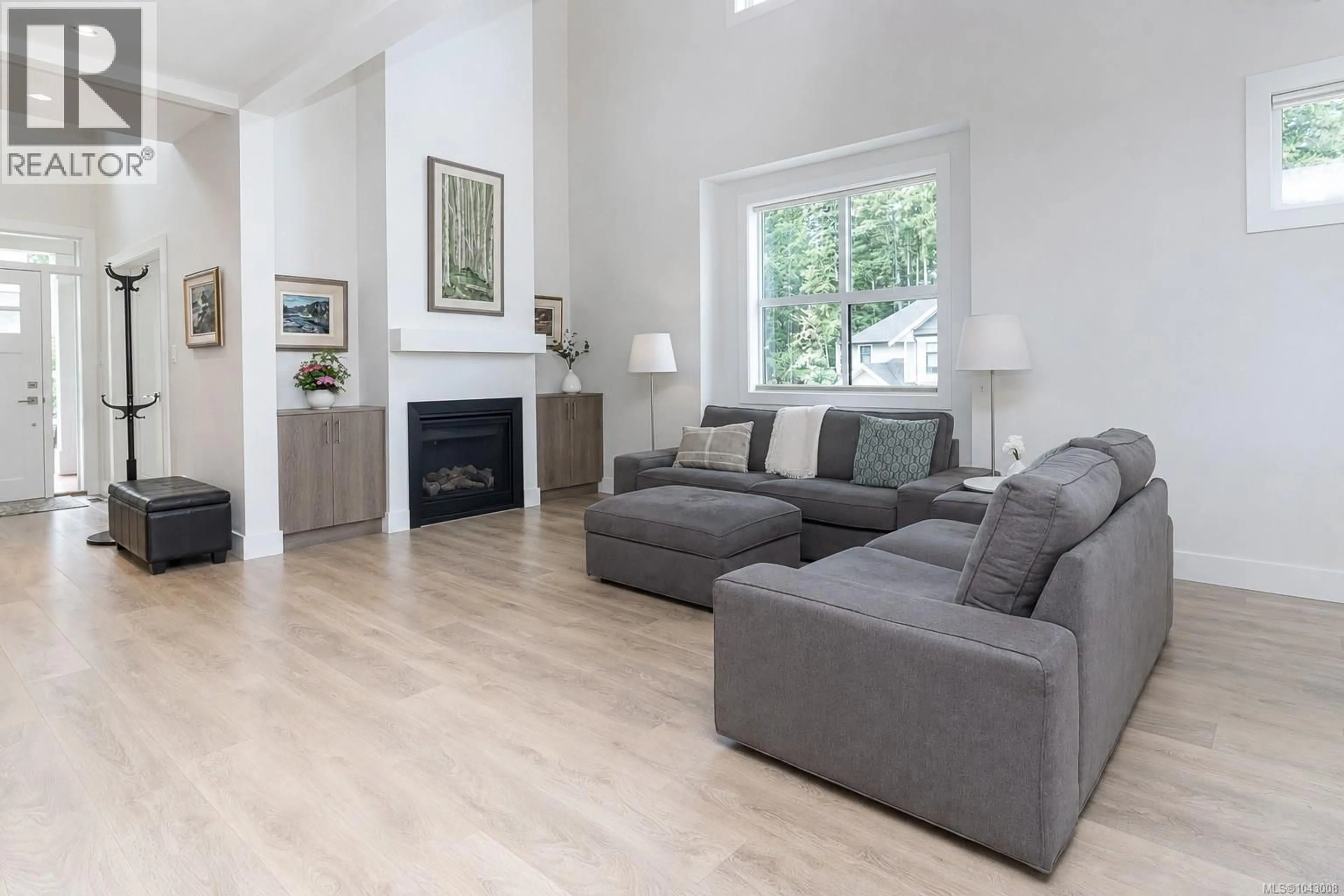 Living room with furniture, wood/laminate floor for 832 ASHBURY AVENUE, Langford British Columbia V9C0L5