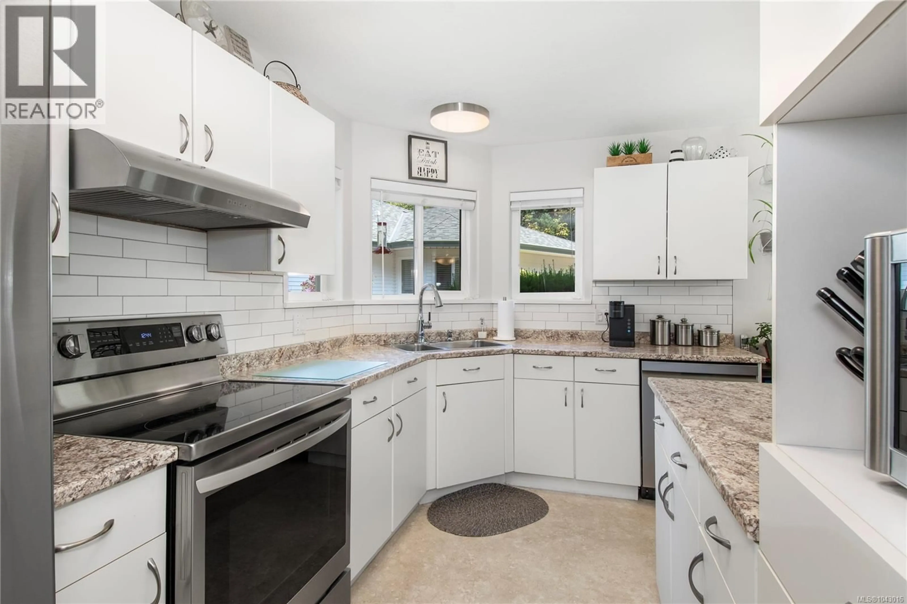 Standard kitchen, ceramic/tile floor for 33 - 396 HARROGATE ROAD, Campbell River British Columbia V9W1W2