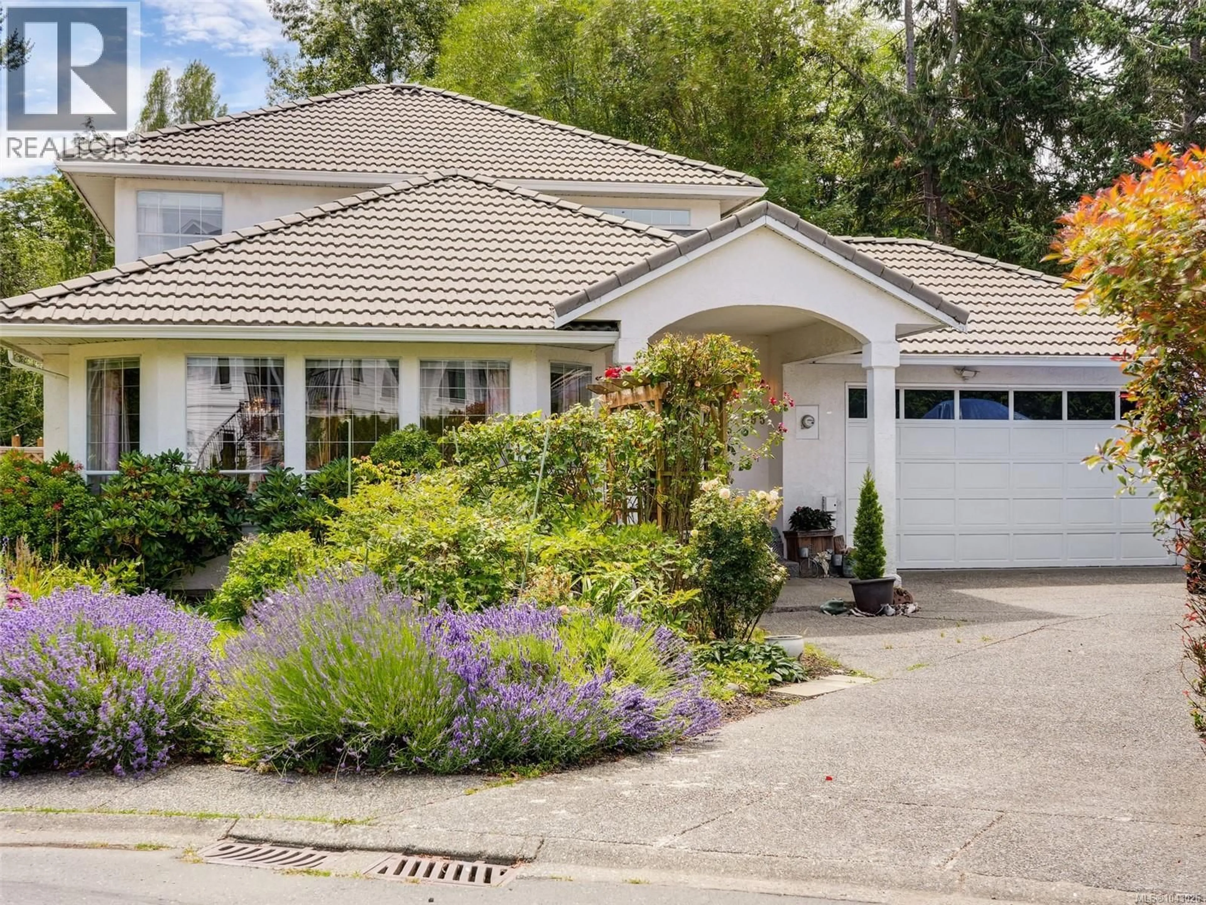 Home with vinyl exterior material, street for 1395 EPSOM CLOSE, Saanich British Columbia V8P5S8