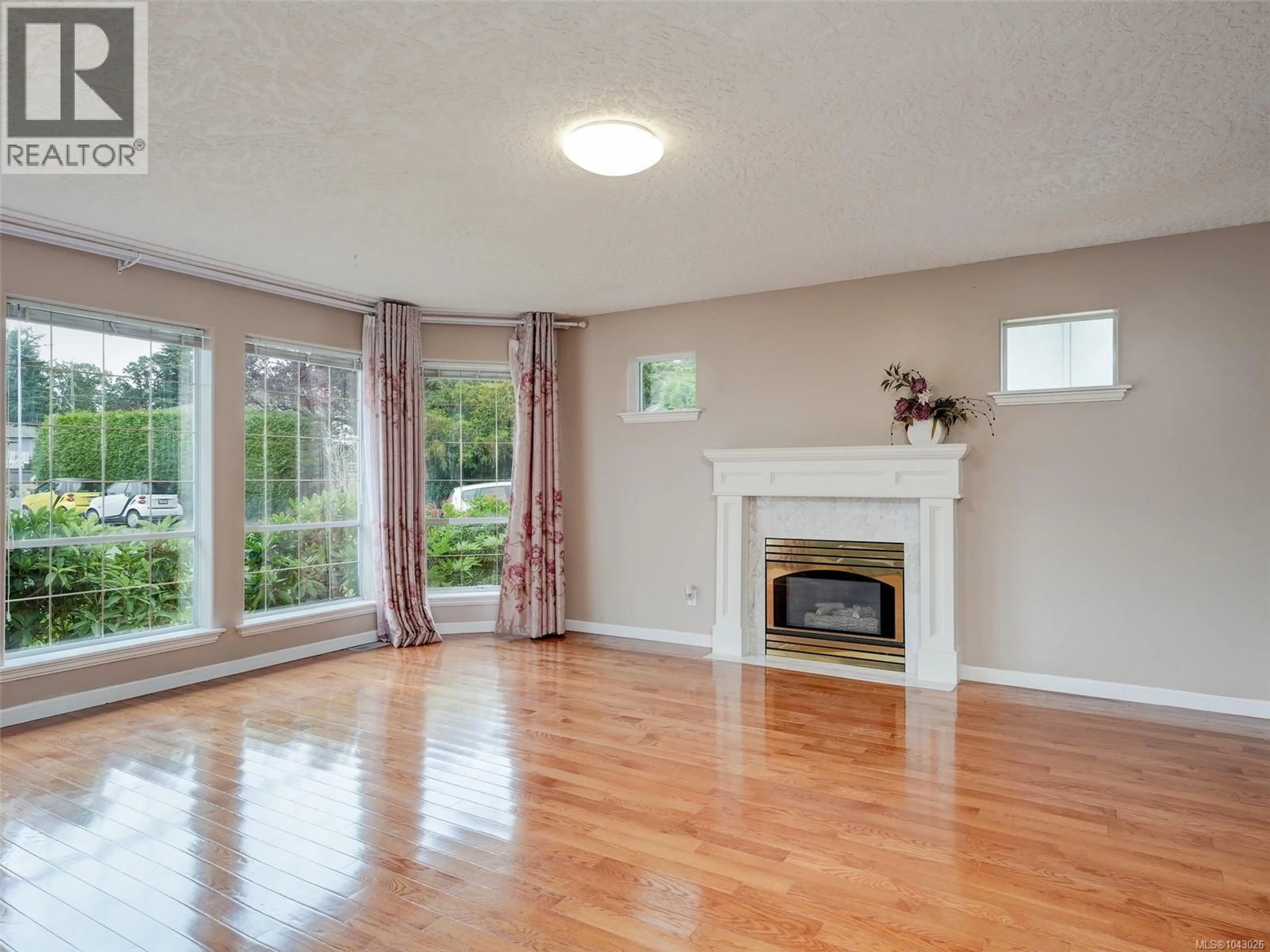 Living room with furniture, wood/laminate floor for 1395 EPSOM CLOSE, Saanich British Columbia V8P5S8