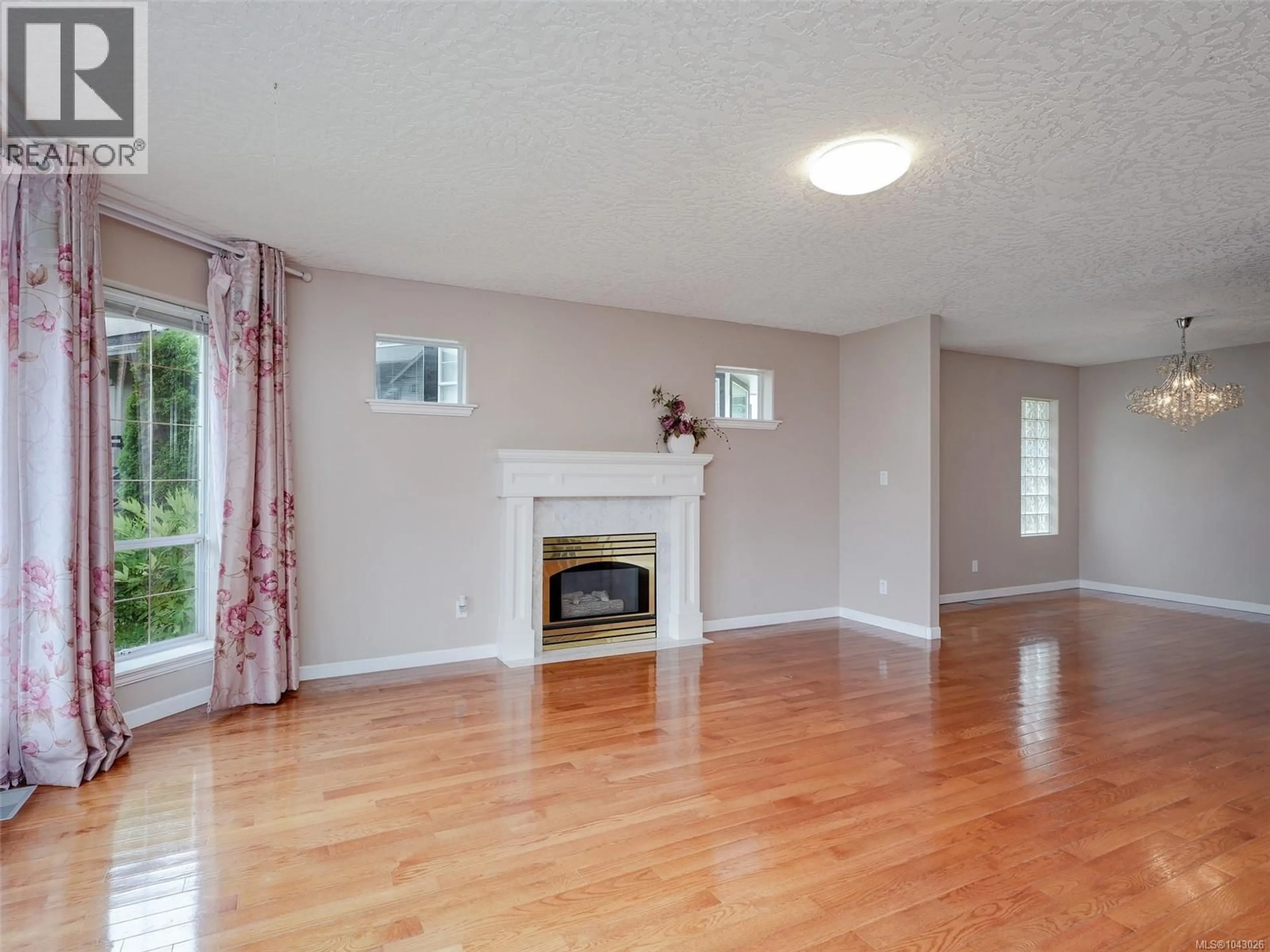 Living room with furniture, wood/laminate floor for 1395 EPSOM CLOSE, Saanich British Columbia V8P5S8