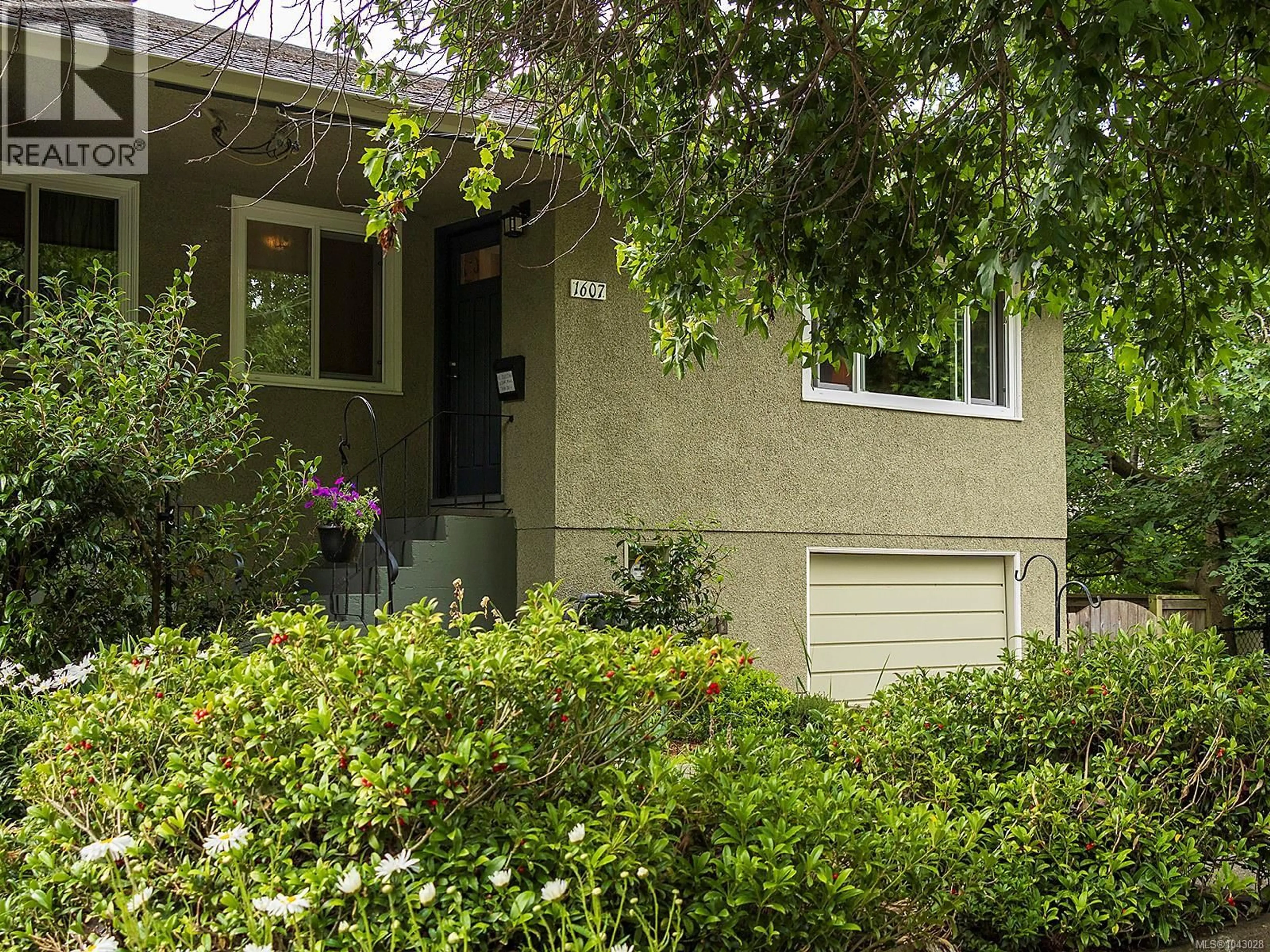 Home with vinyl exterior material, street for 1607 CHANDLER AVENUE, Victoria British Columbia V8S1N7