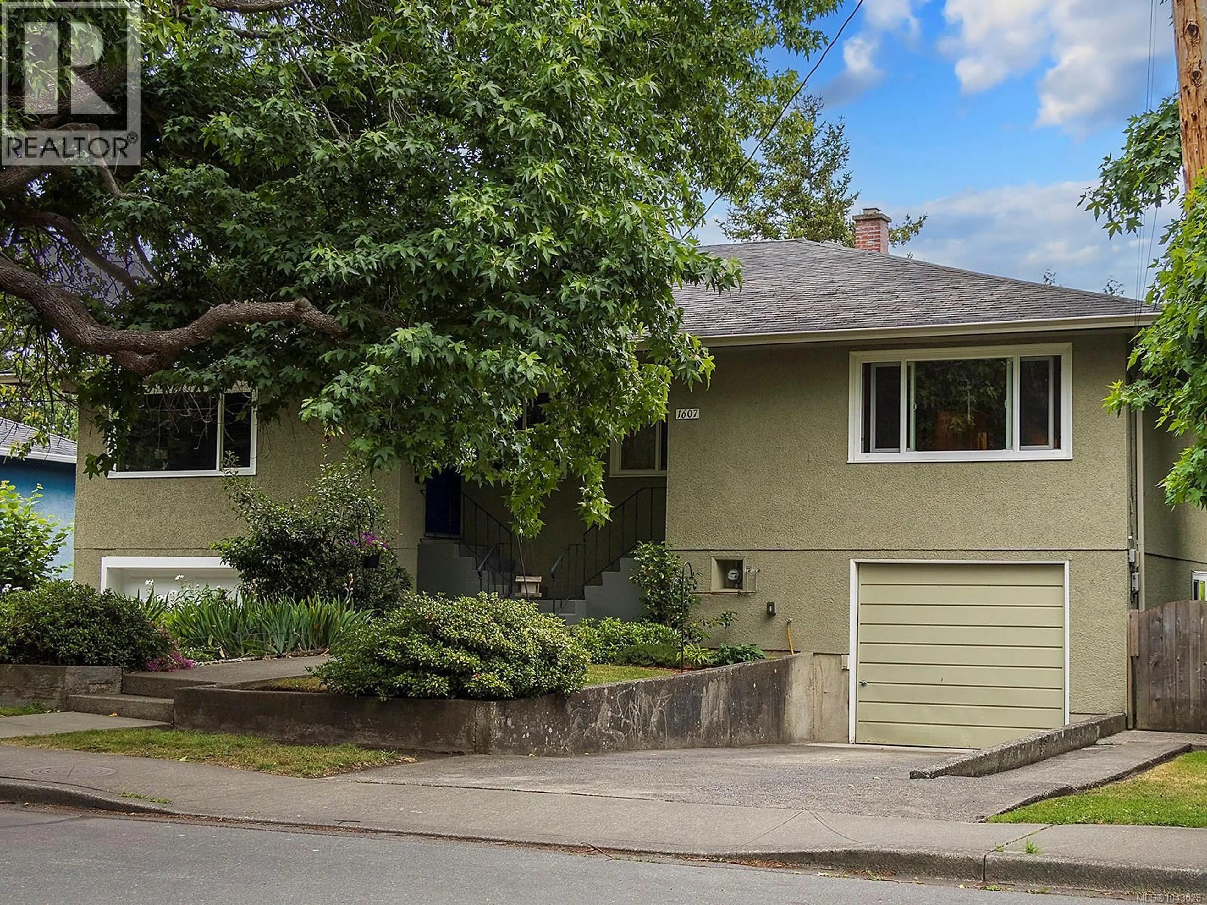 Home with vinyl exterior material, street for 1607 CHANDLER AVENUE, Victoria British Columbia V8S1N7