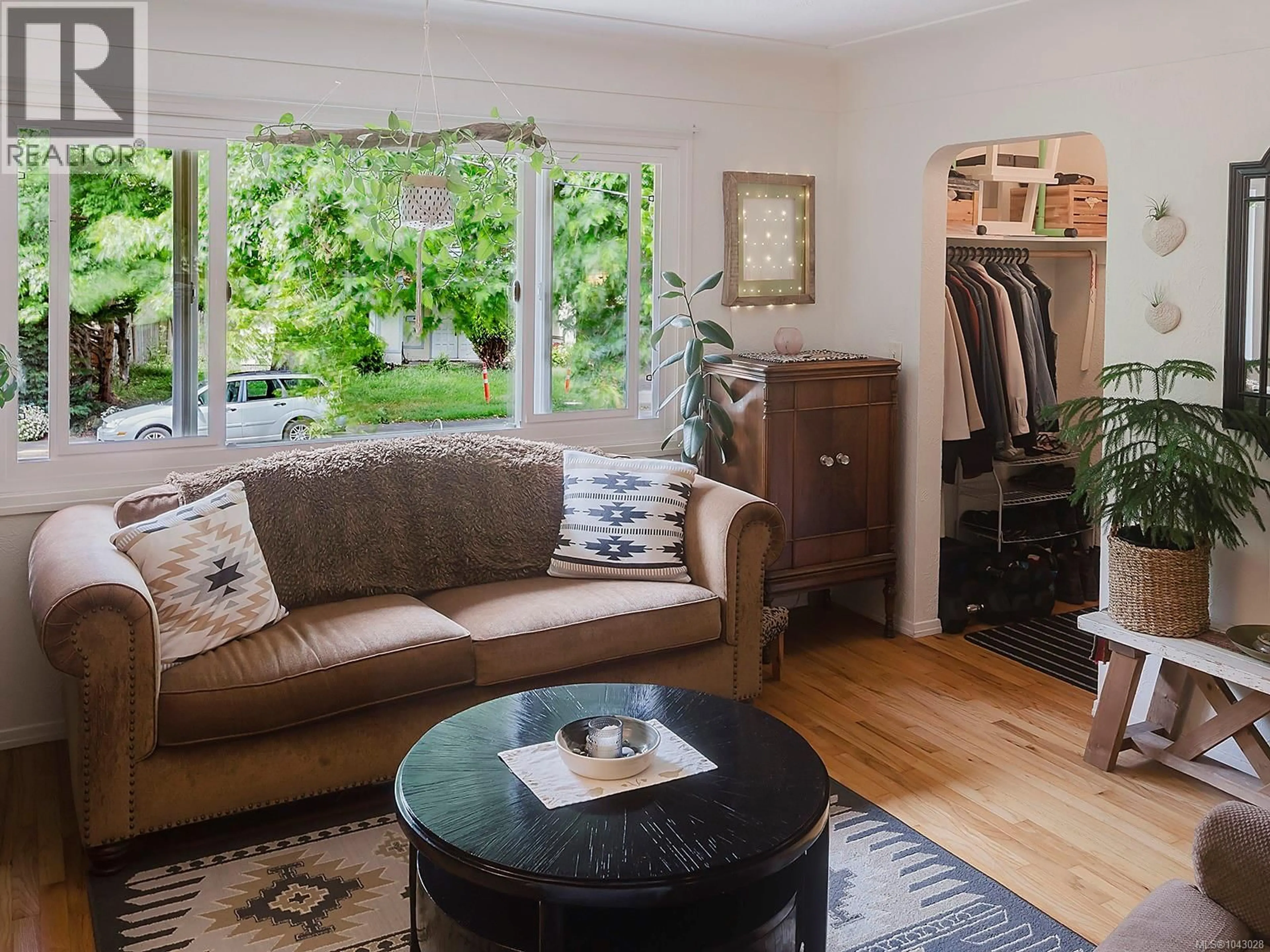 Living room with furniture, wood/laminate floor for 1607 CHANDLER AVENUE, Victoria British Columbia V8S1N7