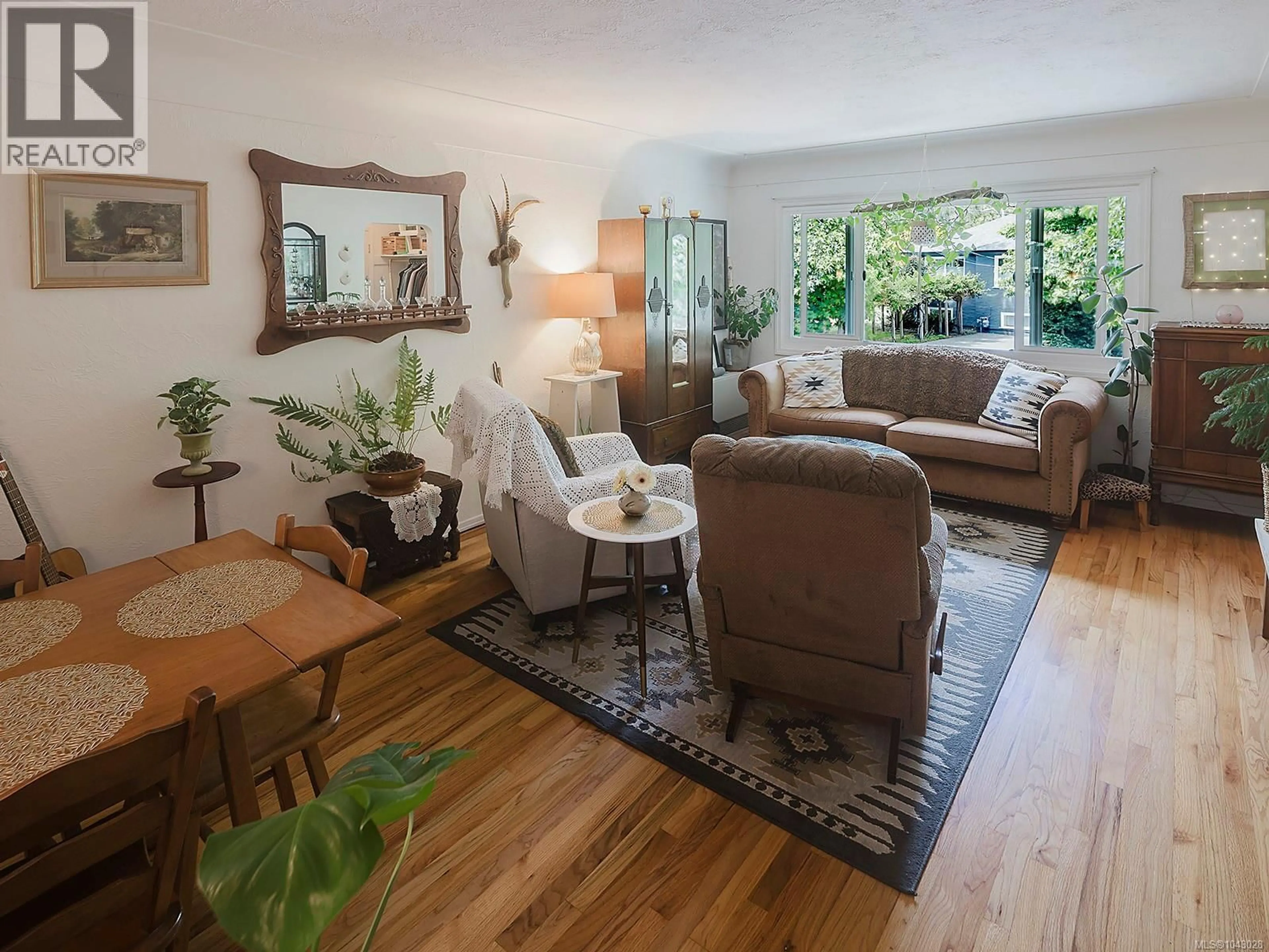 Living room with furniture, wood/laminate floor for 1607 CHANDLER AVENUE, Victoria British Columbia V8S1N7