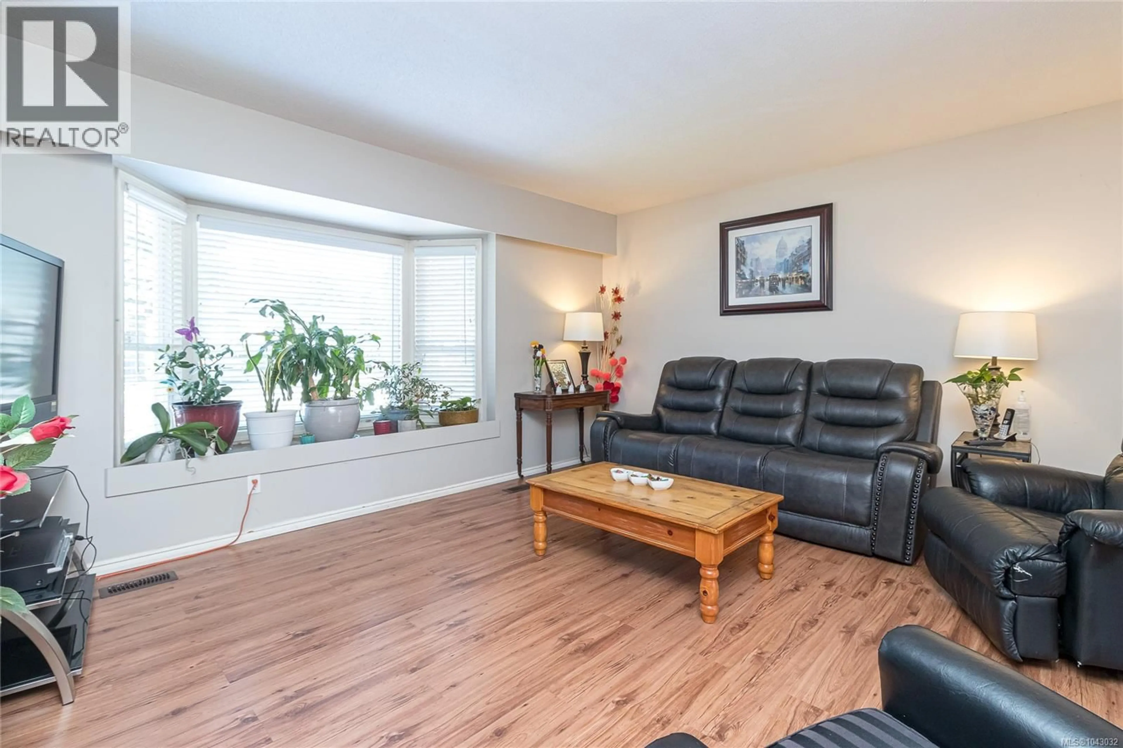 Living room with furniture, wood/laminate floor for A-3347 WILLOWDALE ROAD, Colwood British Columbia V9A2T1