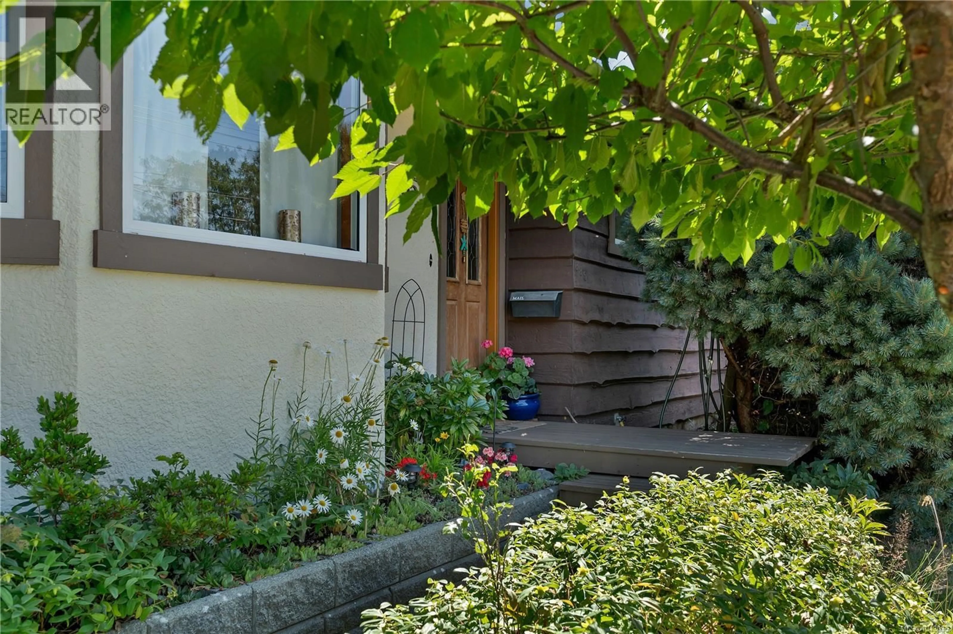 Patio, street for 885 SHELLBOURNE BOULEVARD, Campbell River British Columbia V9W4Z7