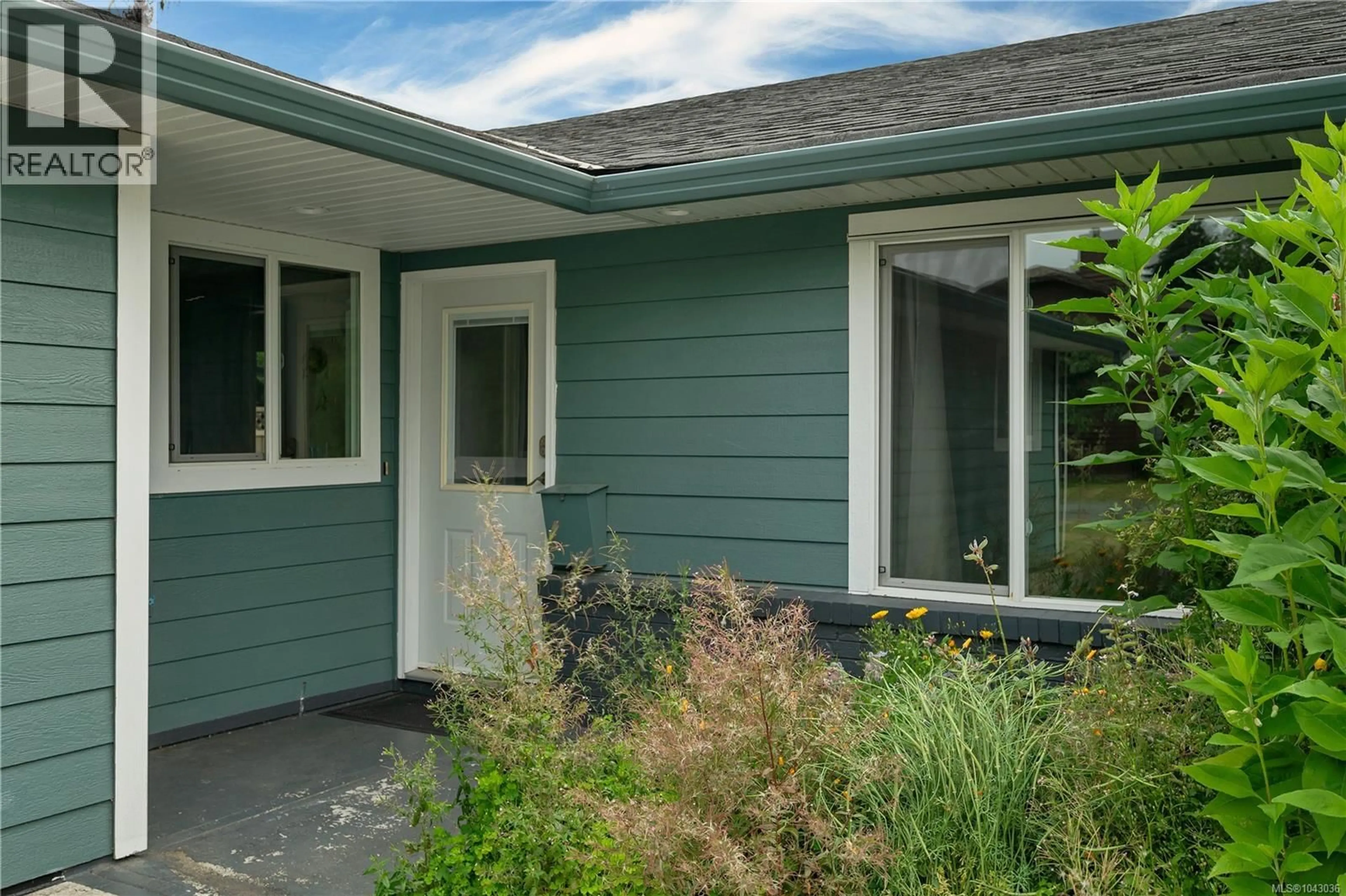 Home with vinyl exterior material, street for 428 RAZA PLACE, Campbell River British Columbia V9W6T3
