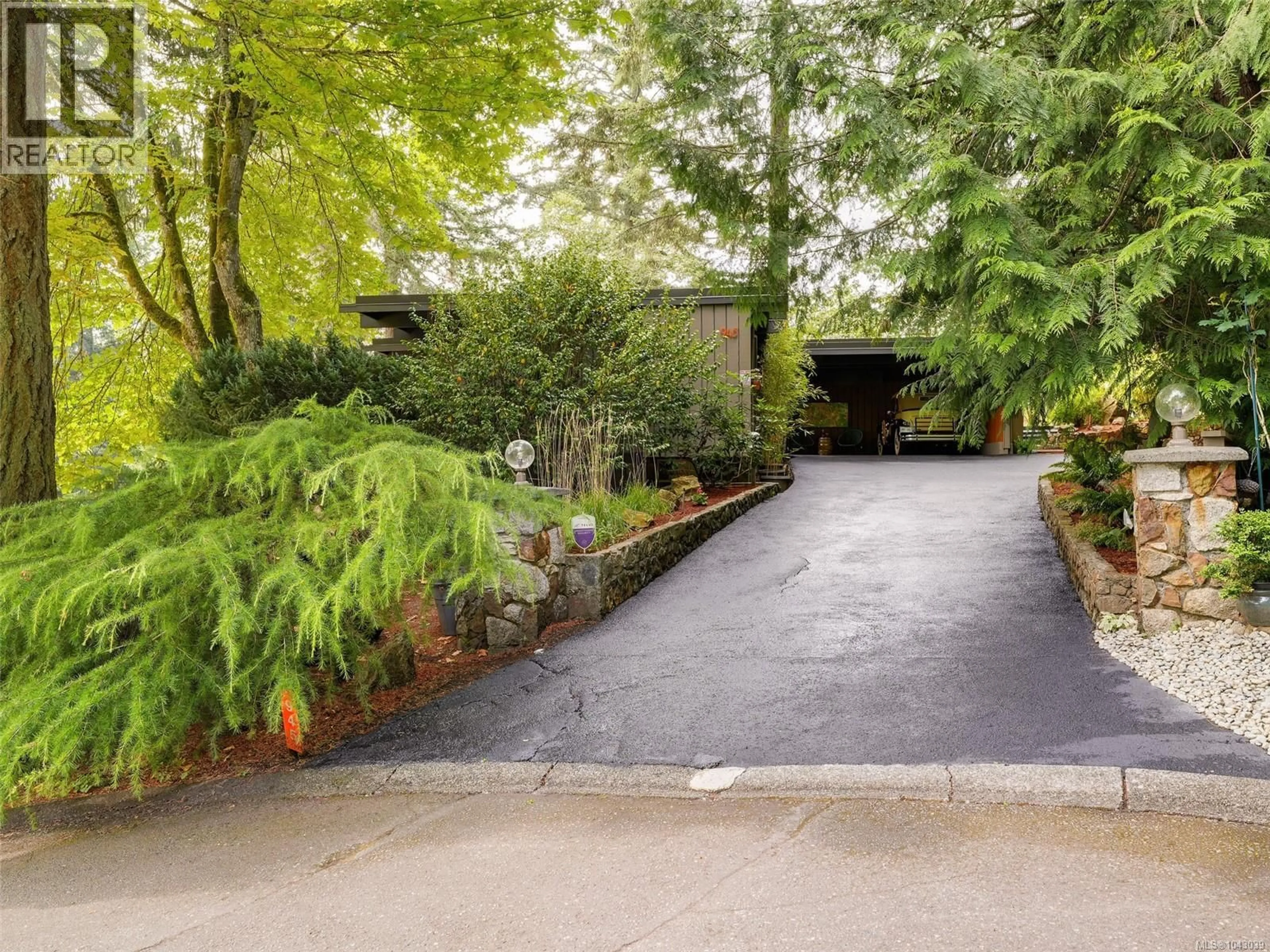 Unknown for 945 DEERWOOD PLACE, Saanich British Columbia V8Y1B2