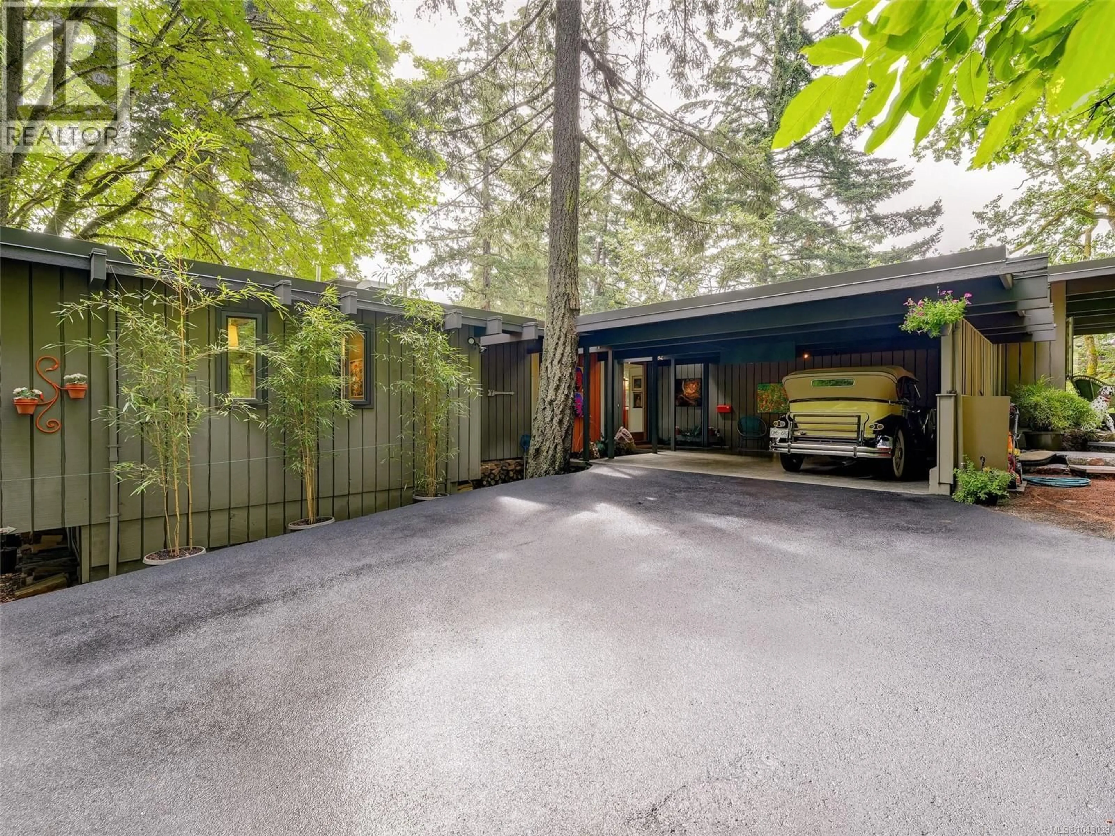 Indoor garage for 945 DEERWOOD PLACE, Saanich British Columbia V8Y1B2