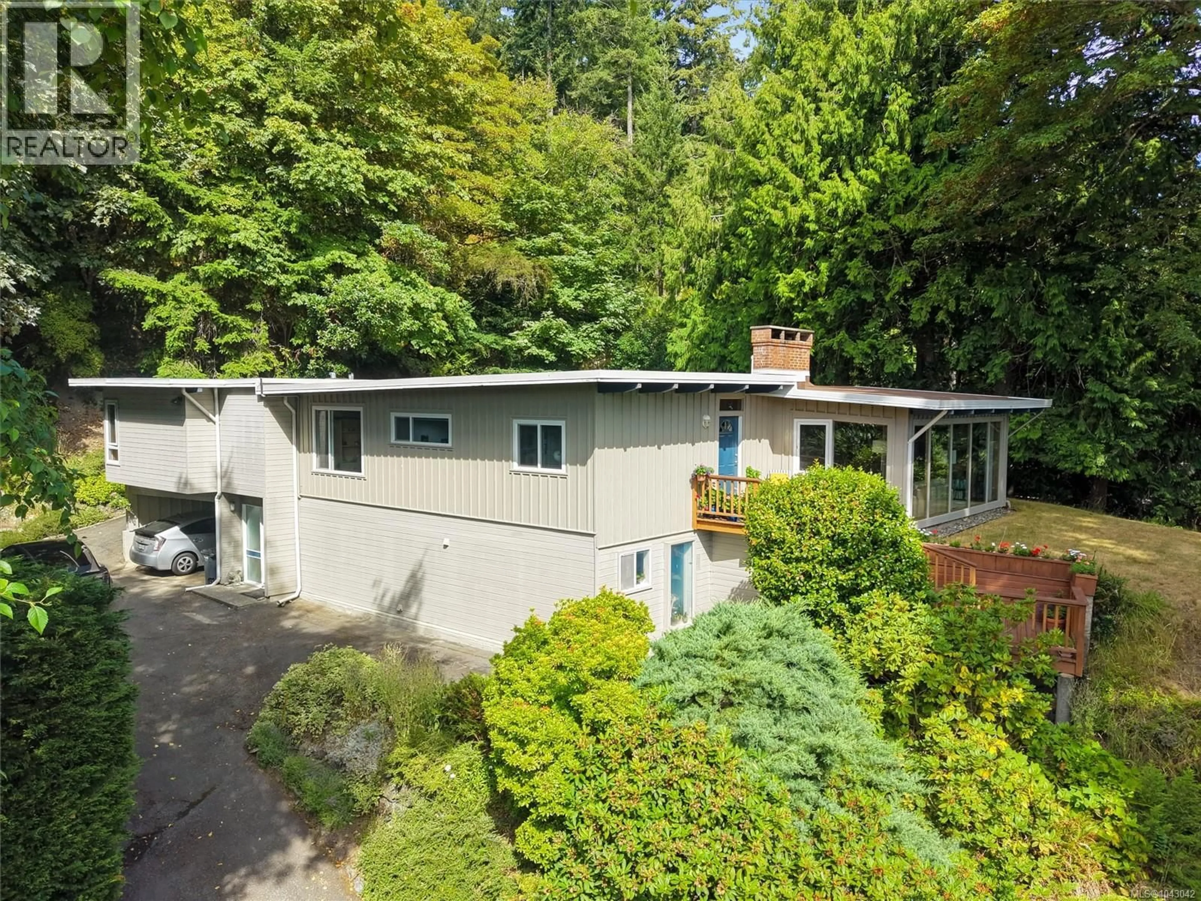 A pic from outside/outdoor area/front of a property/back of a property/a pic from drone, unknown for 4902 LOCHSIDE DRIVE, Saanich British Columbia V8Y2E6
