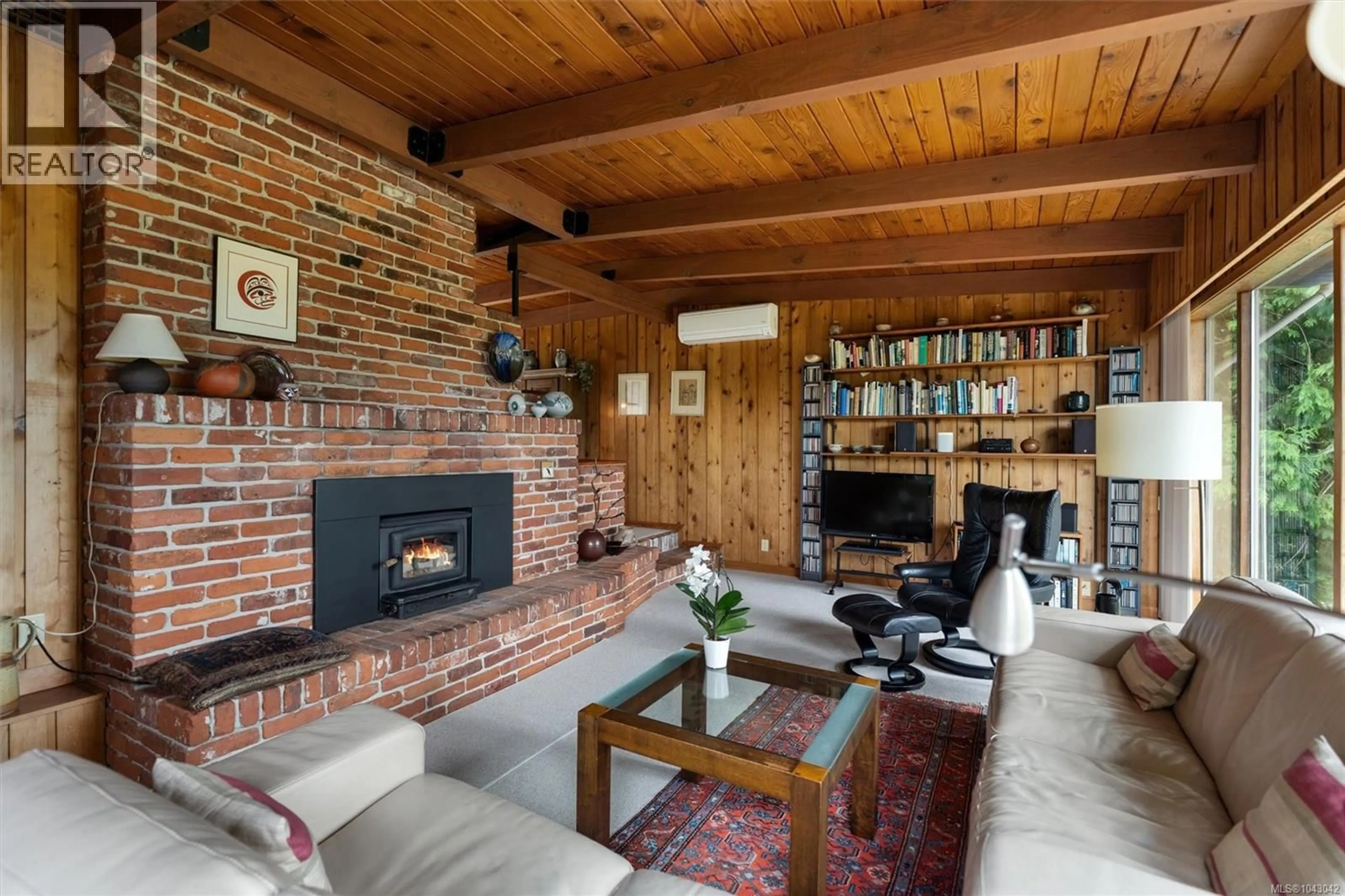 Living room with furniture, unknown for 4902 LOCHSIDE DRIVE, Saanich British Columbia V8Y2E6