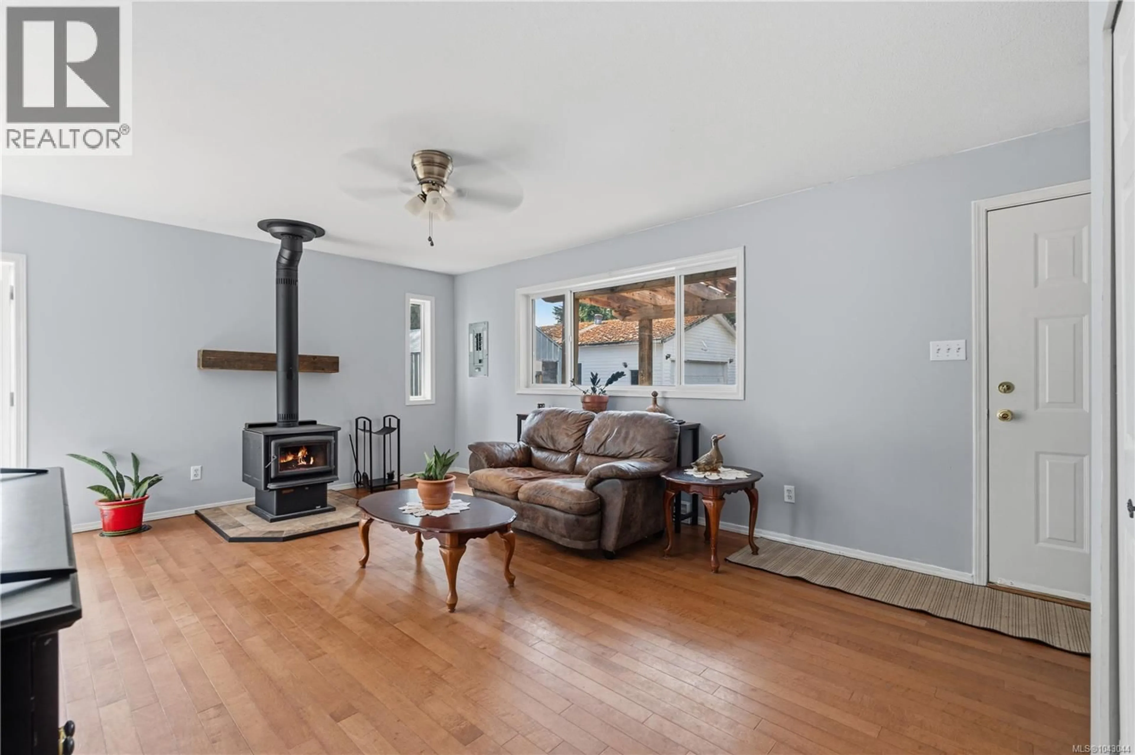 Living room with furniture, wood/laminate floor for 2955 THISTLEDOWN ROAD, Qualicum Beach British Columbia V9K2A2