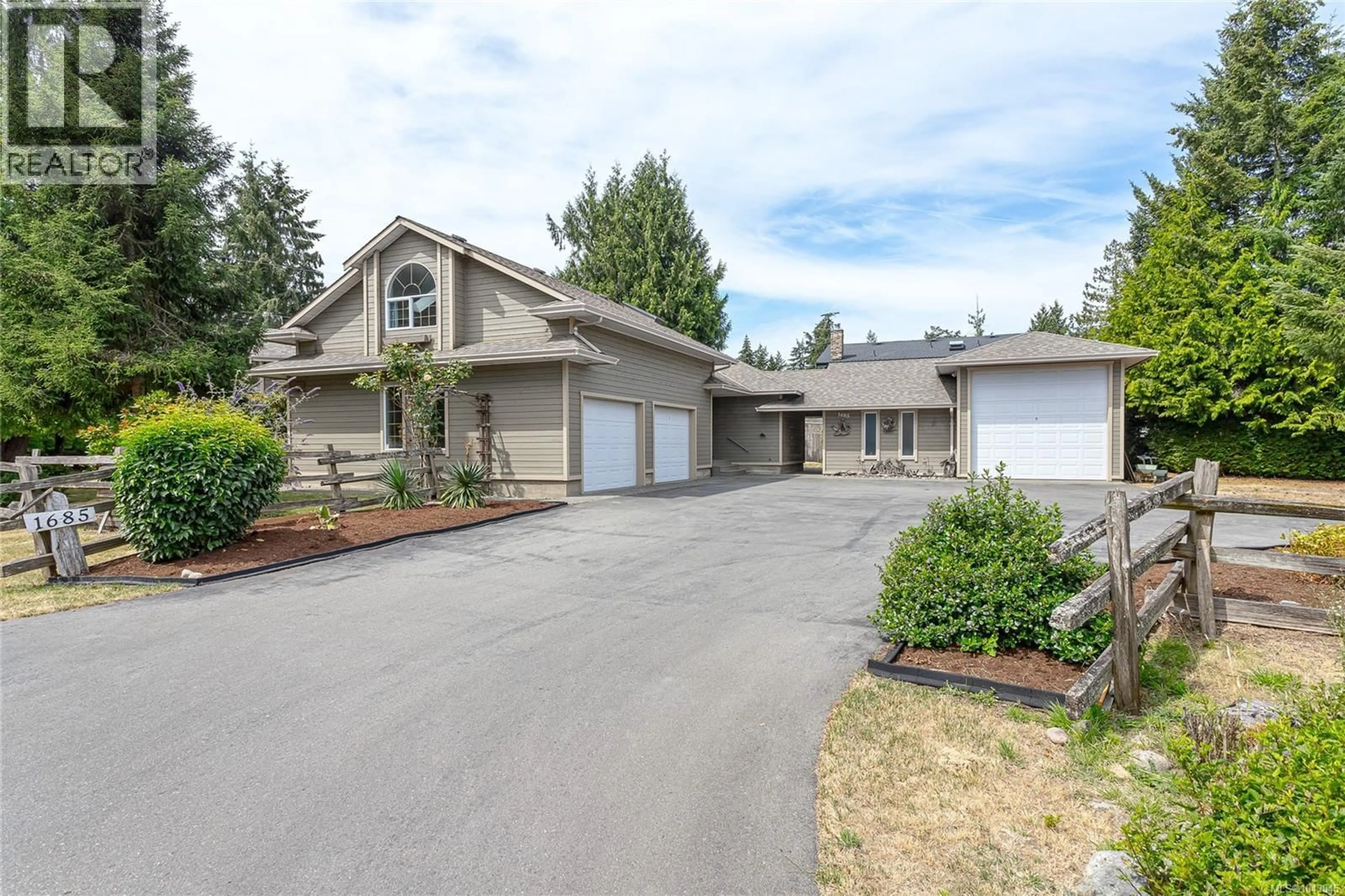 Home with vinyl exterior material, street for 1685 GERALD STREET, Nanoose Bay British Columbia V9P9C7