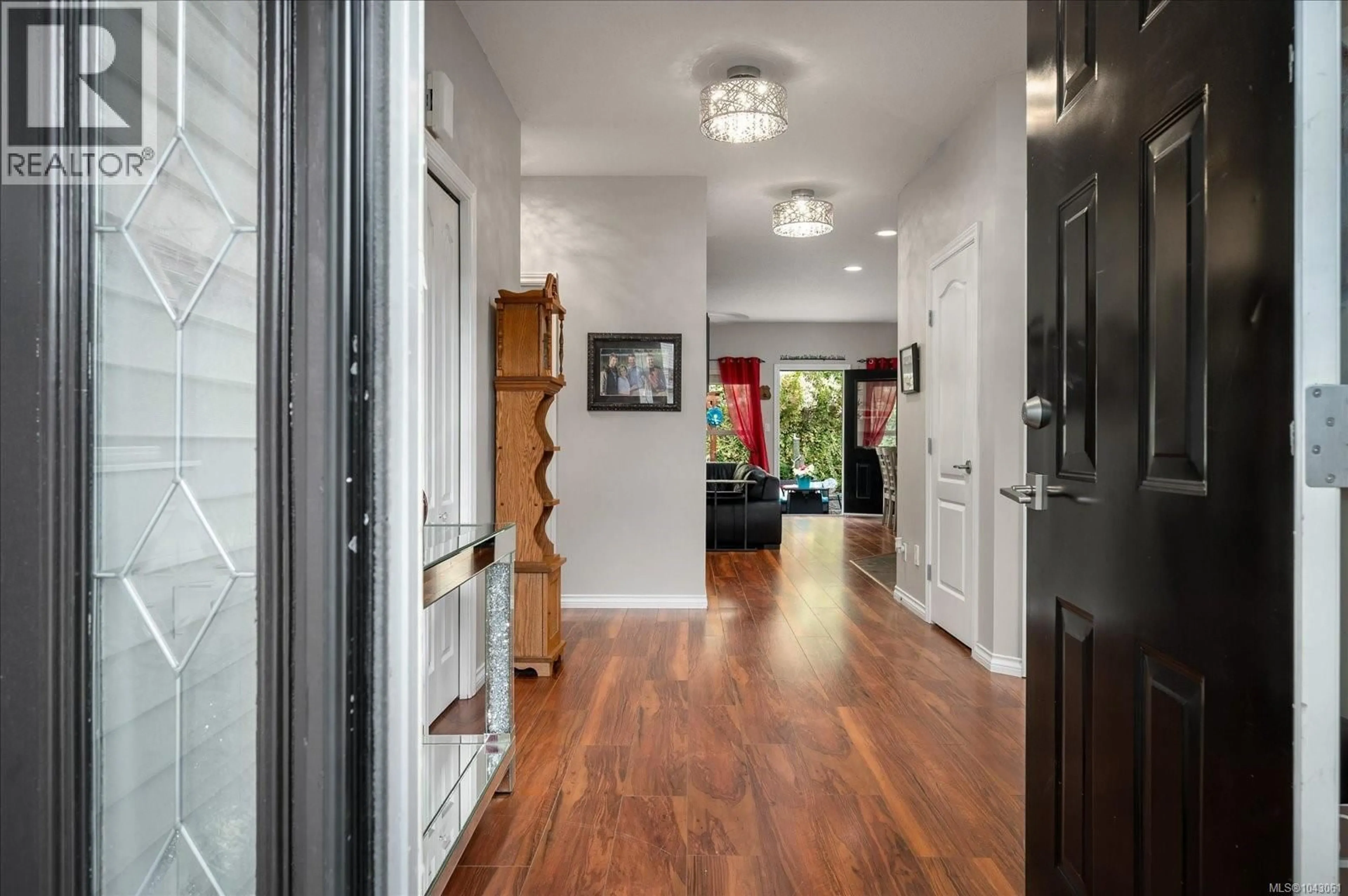 Indoor foyer for 6212 GARSIDE ROAD, Nanaimo British Columbia V9T6H9