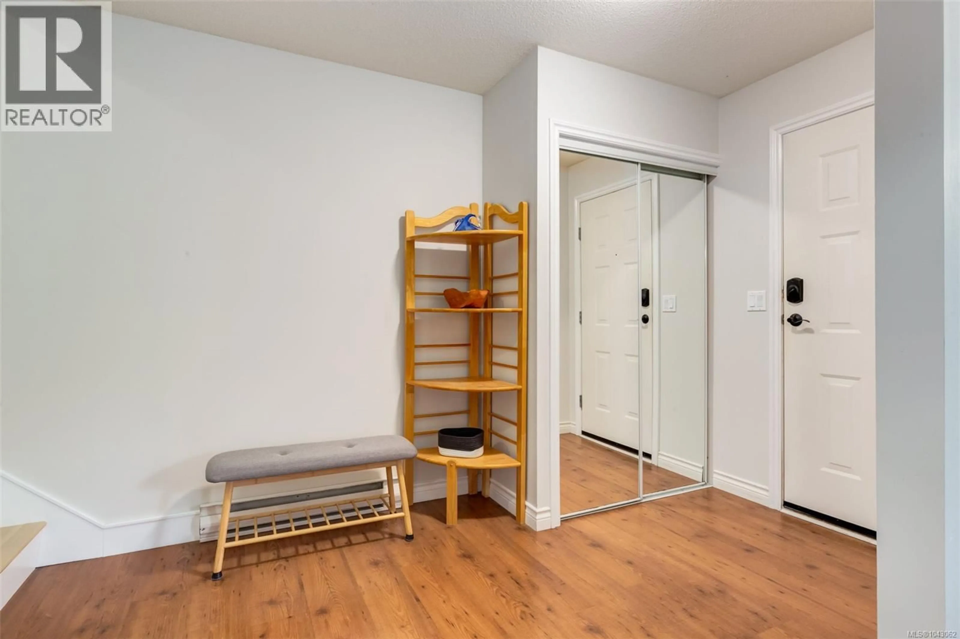 Indoor entryway for 8 - 1906 BOWEN ROAD, Nanaimo British Columbia V9S5S6