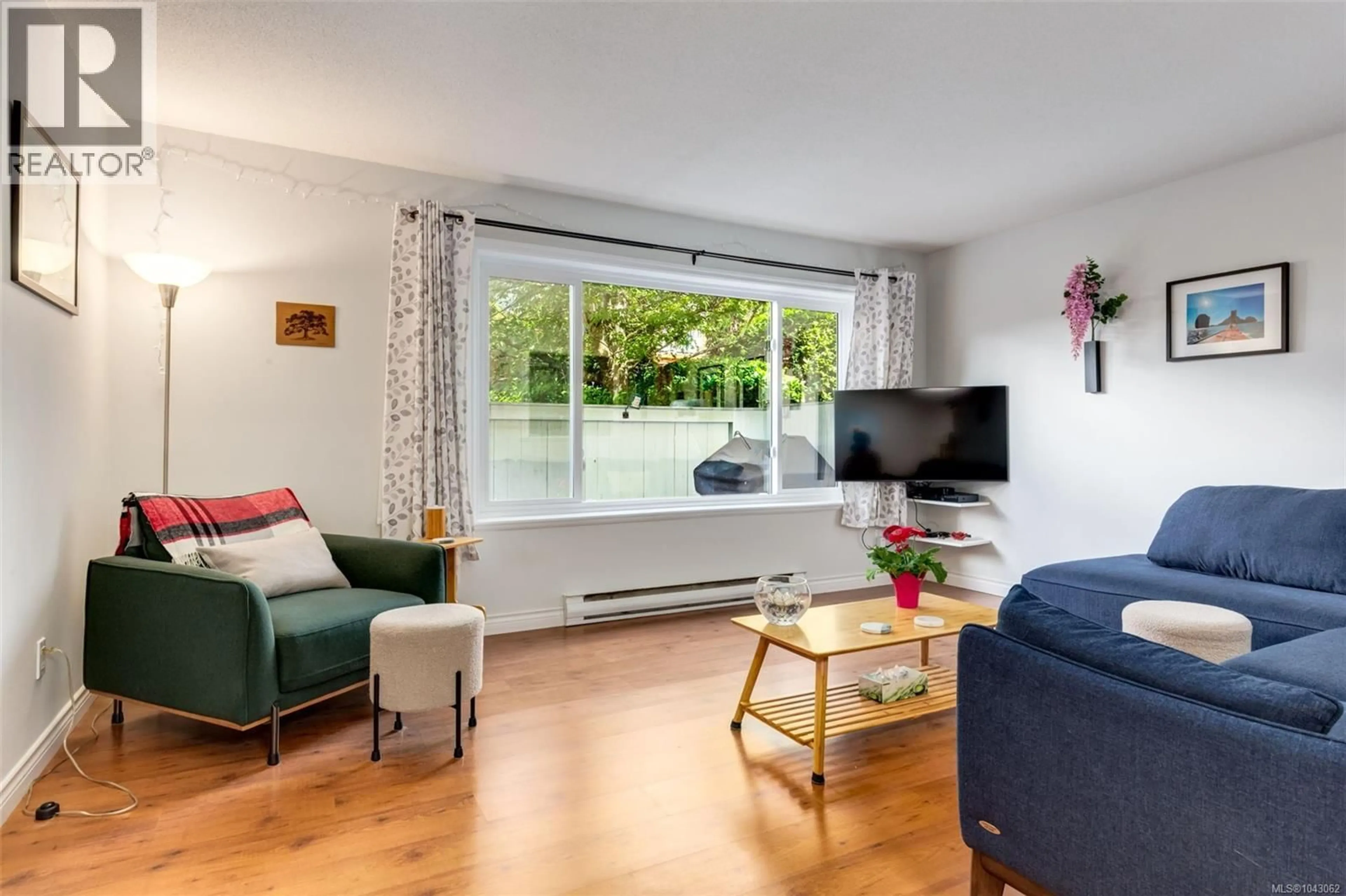 Living room with furniture, wood/laminate floor for 8 - 1906 BOWEN ROAD, Nanaimo British Columbia V9S5S6