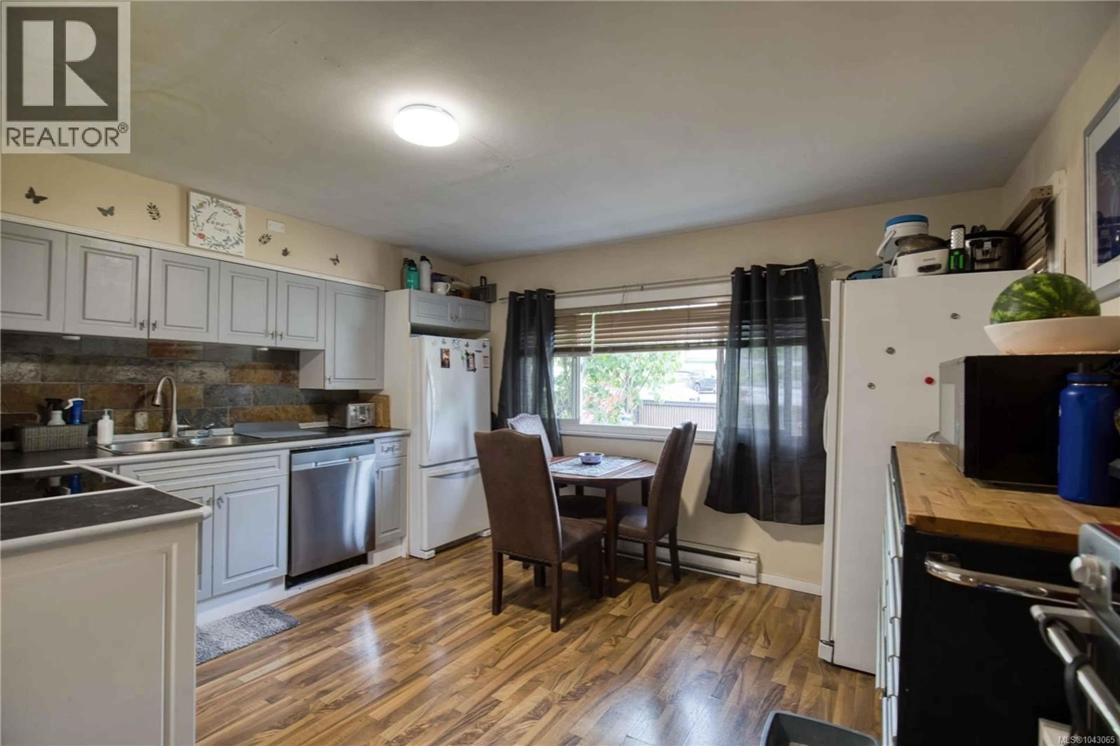 Standard kitchen, wood/laminate floor for 543 BRADLEY STREET, Nanaimo British Columbia V9S1B9
