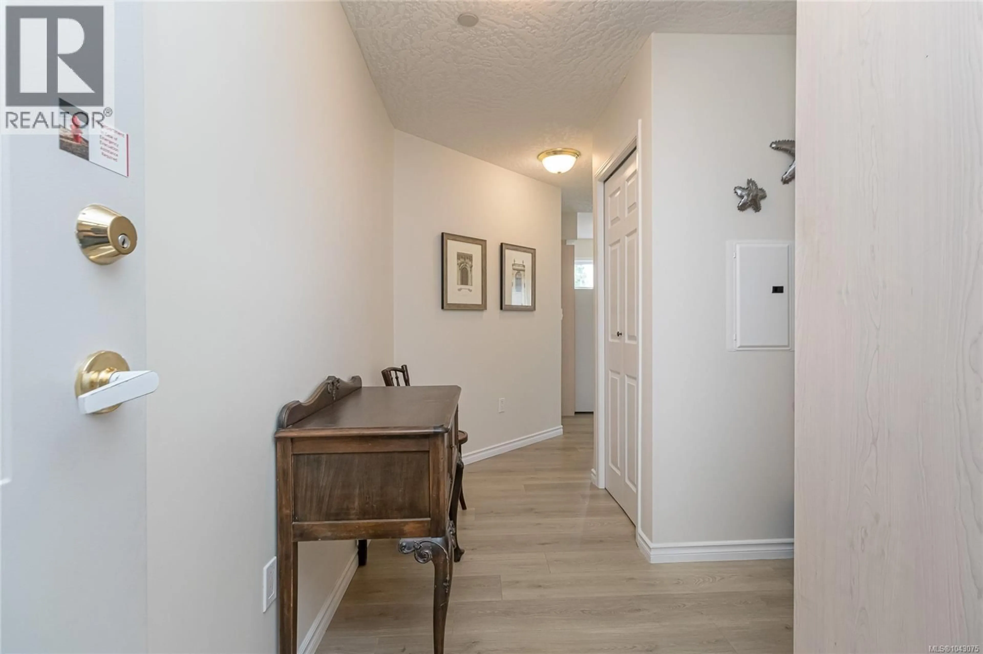 Indoor entryway for 309 - 1070 SOUTHGATE STREET, Victoria British Columbia V8V2Z2